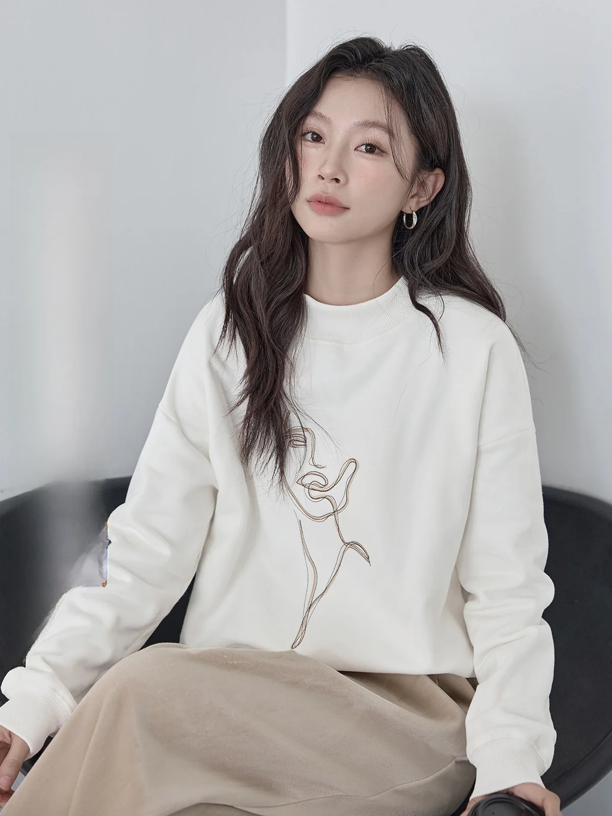 

Белая женская толстовка с флисовой подкладкой, свободный крой, весна 2026, дизайн HUIXI, уникальный повседневный комфортный топ