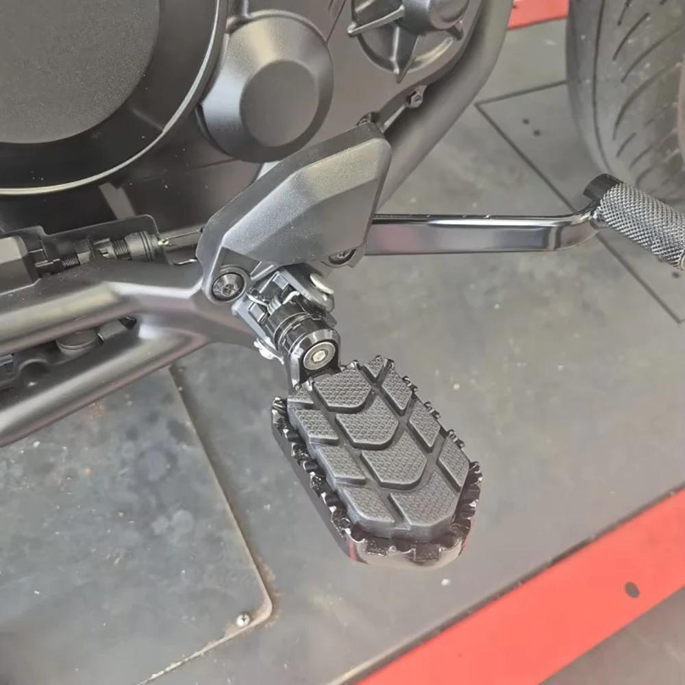Motorcycle Footrest Adjustable Foot Pegs Pedals For Honda Rebel 1100 DCT CMX1100 2021-2025 NC750X NC700X NC750S NC700S 2012-2024