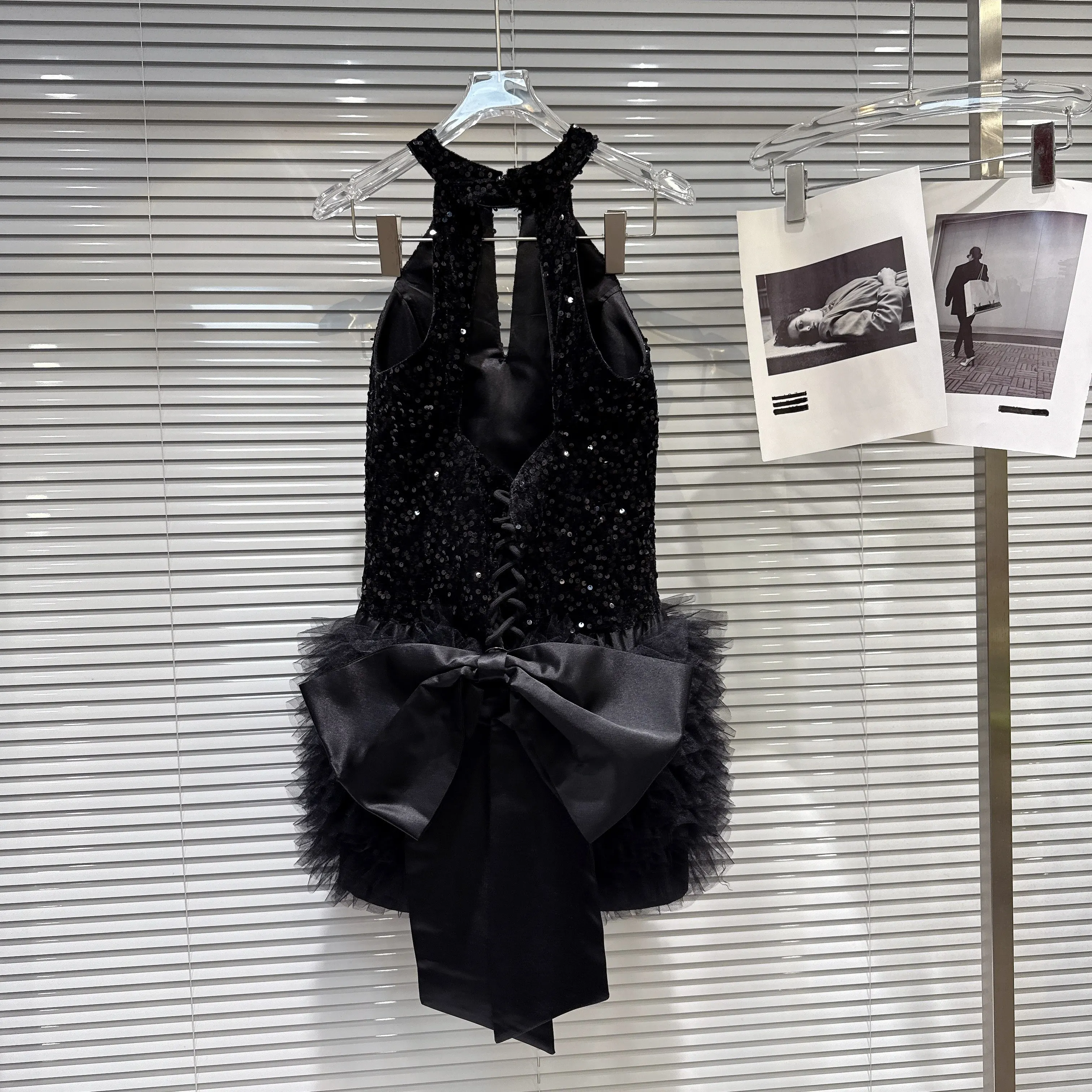 เดรสสั้นสีดำทรงเอไลน์ แต่งผ้าตาข่าย ประดับเลื่อม โบว์ผูกเอวสูง ดีไซน์หรูหราแบบฝรั่งเศส สำหรับผู้หญิง ฤดูใบไม้ผลิ 2026