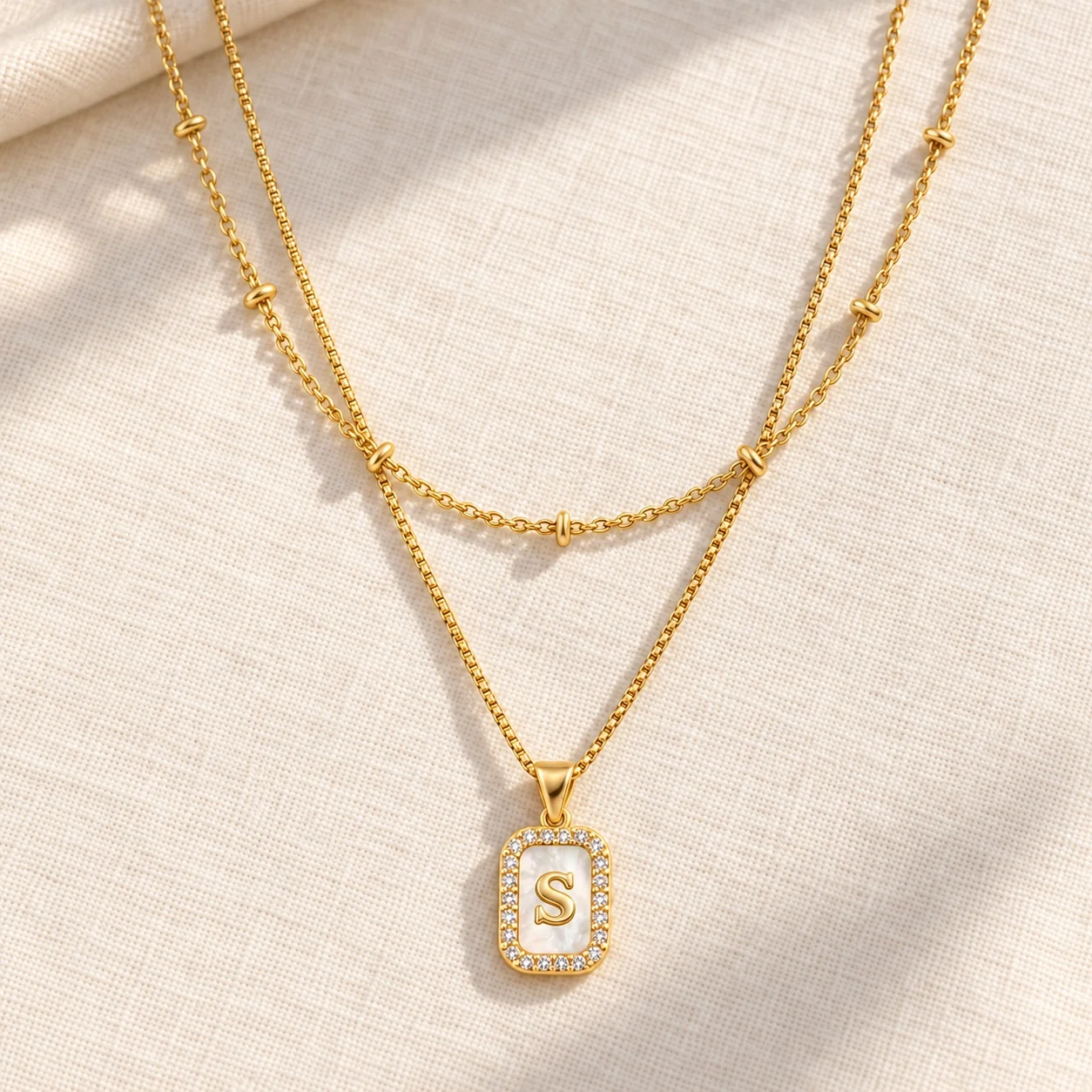 Initial-Charm, mehrschichtige, vergoldete Buchstaben-Halskette für Damen und Herren mit Perlenkette, Zirkonia-Rechteck, Geburtstagsgeschenk – Detail 2