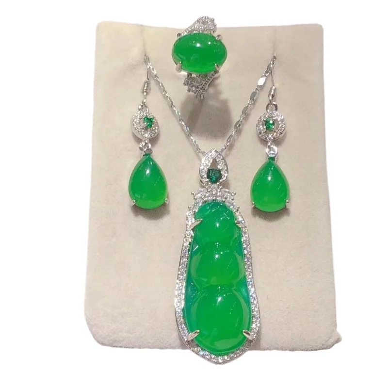 

Green chalk Four Seasons Peace Pendant Three-piece Set Inlaid Women's Set Emperor Green Agate Chalk