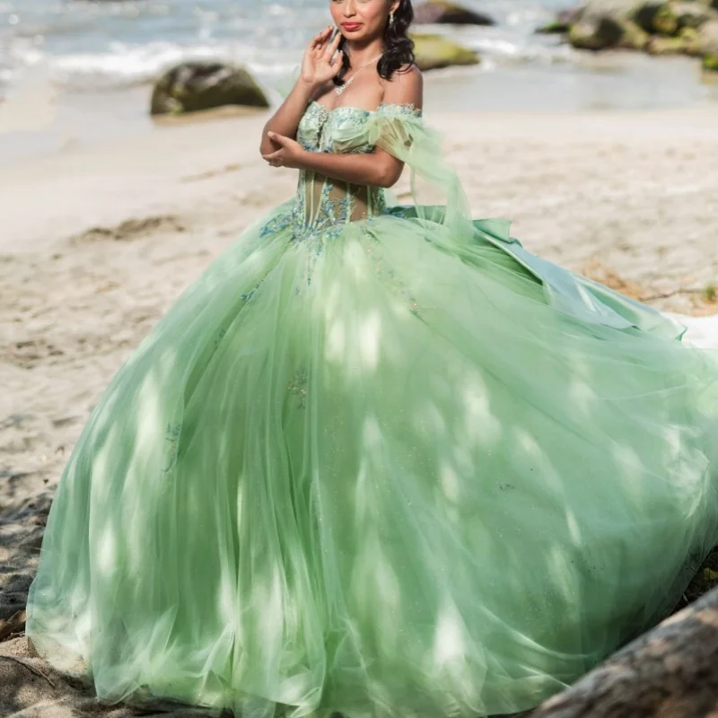 

Зеленое платье для квинсеаньеры с открытыми плечами, блестящим кружевом, аппликацией, длинным шлейфом и бантом, платье для 15-летия. ﻿ Индивидуальный заказ