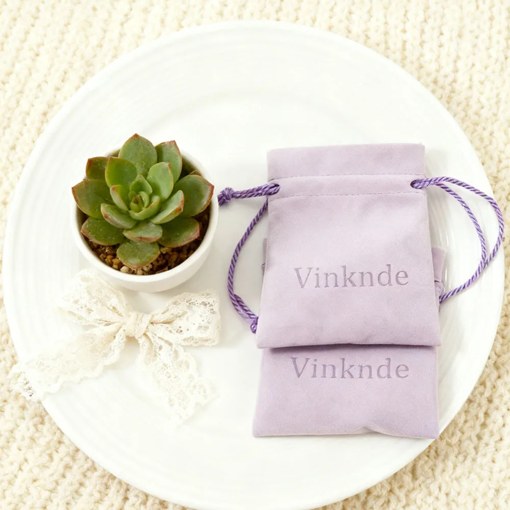 

100 шт., персонализированный логотип, фиолетовая сумка из микрофибры для ювелирных изделий на шнурке, сумка с принтом Custon, упаковка с именем, косметическая серьга для макияжа, масляная сумка