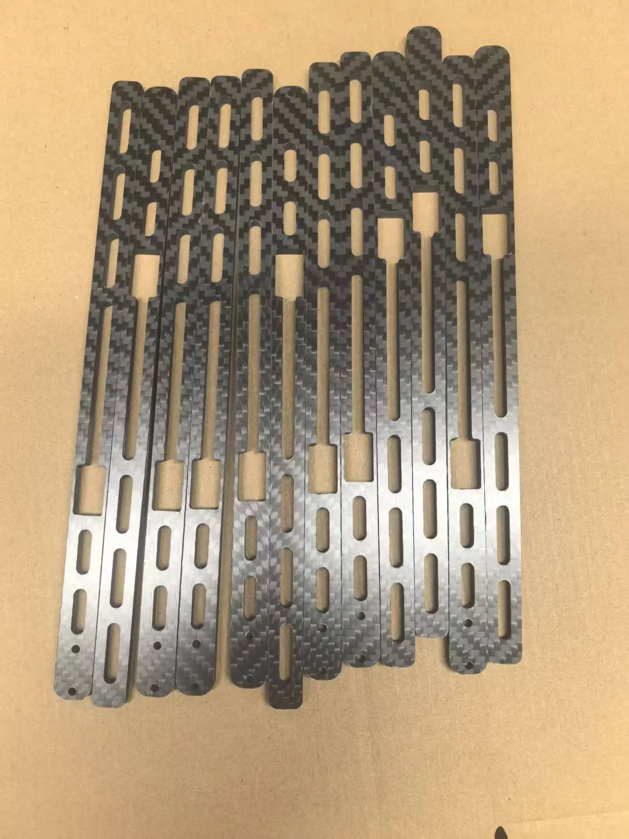 Serviço de usinagem CNC personalizado com processo de corte de folha de fibra de carbono