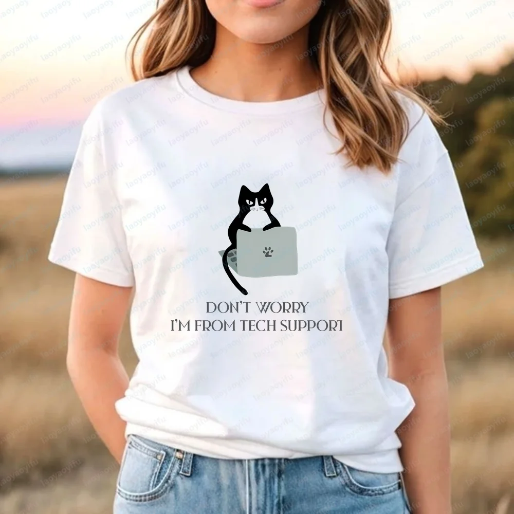 I'm From Tech Support - A Casual Trendy Short-sleeved T-shirt with A Neutral Style, Suitable for Both Men and Women.