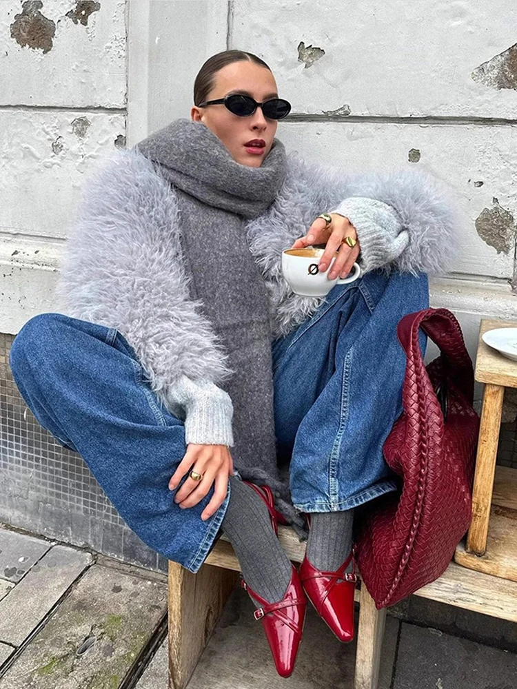 Casaco cinzento de peles artificiais para mulher Casaco de manga comprida peludo elegante outono e inverno Fotografia de rua Casaco de peles curto