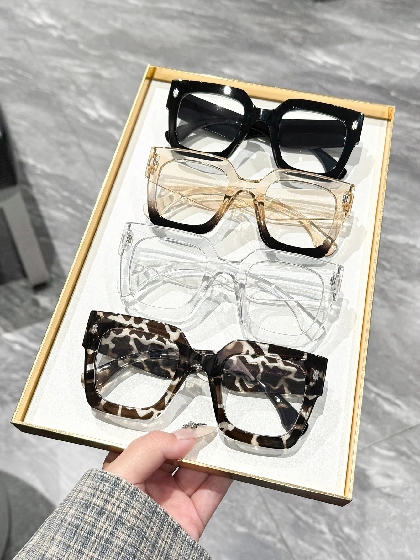 4pcs eye-catching frame, transparent lens glasses, thickened glossy frame, four-color matching, casual daily wear