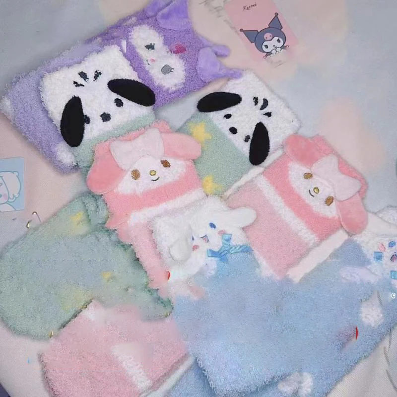 

4 шт. Sanrios, зимние стильные женские средние носки из кораллового флиса, Kawaii Kuromi, утепленные хлопковые носки с защитой от запаха, предметы домашнего обихода