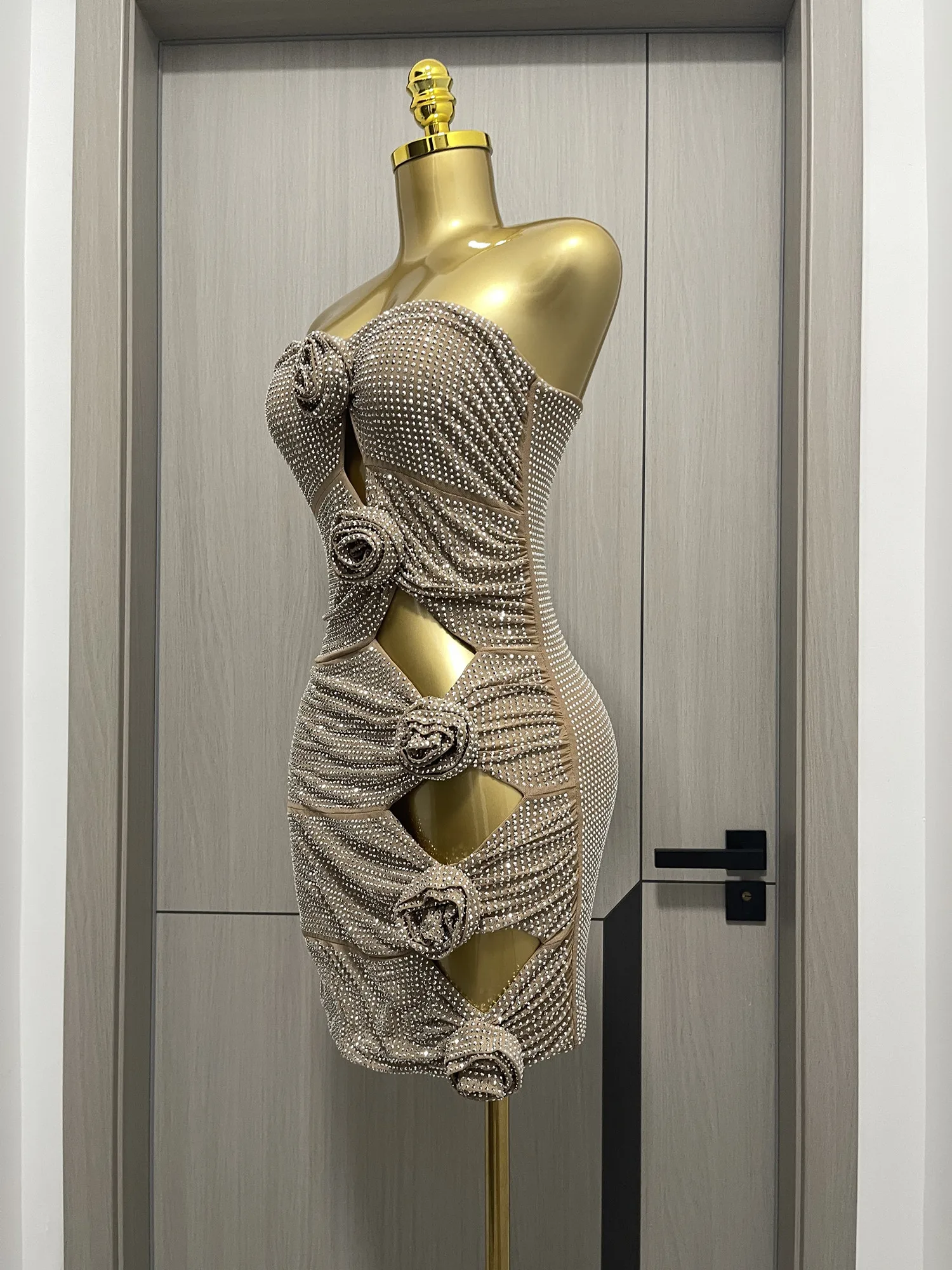 新しい女性の高級パーティードレスキラキラシルバーラインストーンセクシーなカットアウト美しい 3D 花の装飾タンクミニドレス Vestido