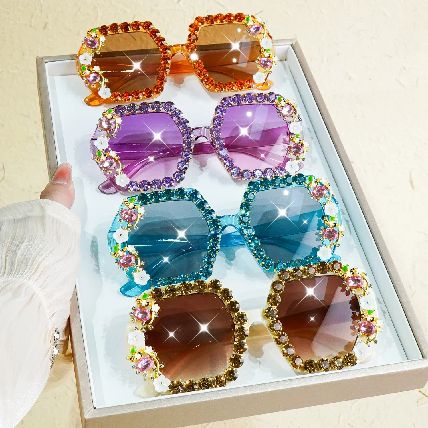 

Women's Oversized Cat-Eye Fashion SunGlasses, Luxurious Floral Rhinestone Embellishments, Perfect for Fashionable Party