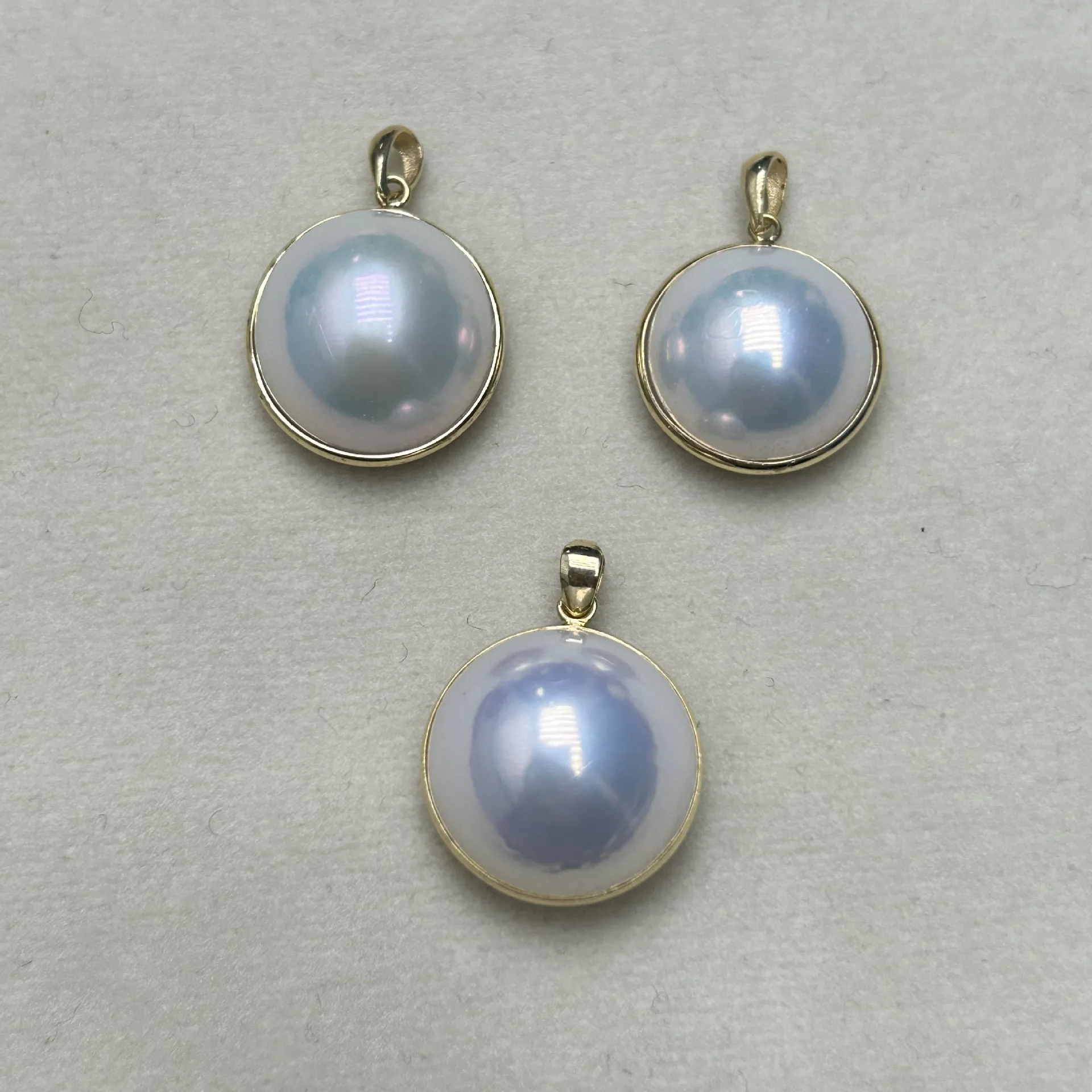 Collar con colgante de perlas Mabe de agua dulce de 13-15 mm, ajustes clásicos de bisel de oro de 18 quilates, brillo similar al espejo (cadena de plata gratis)