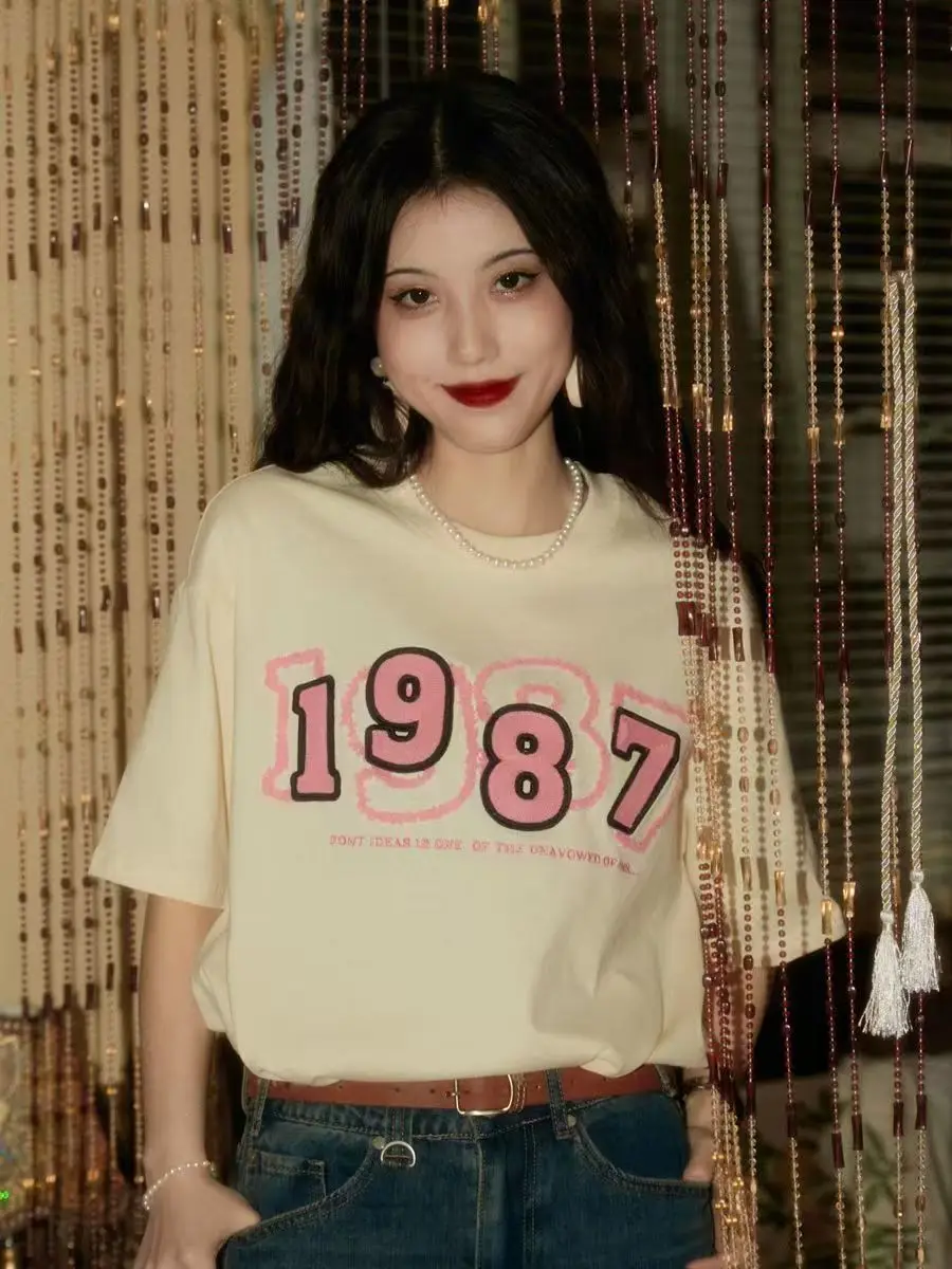 2025 جديد الأمريكية الرجعية هونغ كونغ نمط منشفة التطريز زوجين التي شيرت المرأة Ins قصيرة الأكمام عادية الكورية موضة تي شيرت