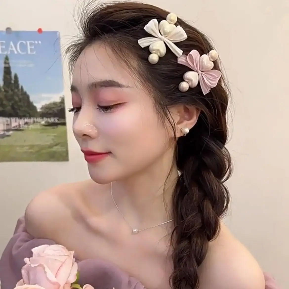 

Exquisite Korean Style Love Bow Hair Clip with Side Bangs and Elegant Bow Design