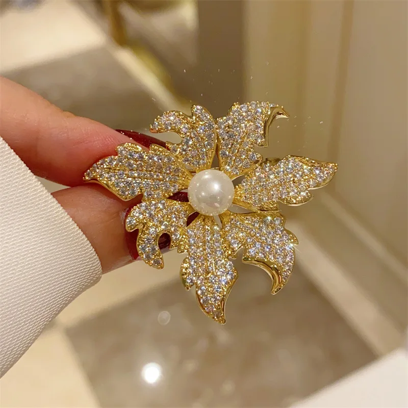 French Retro Zircon Pearl Maple Leaf Brooches for Women Elegant Suit Pin Buckle Weddig Gift