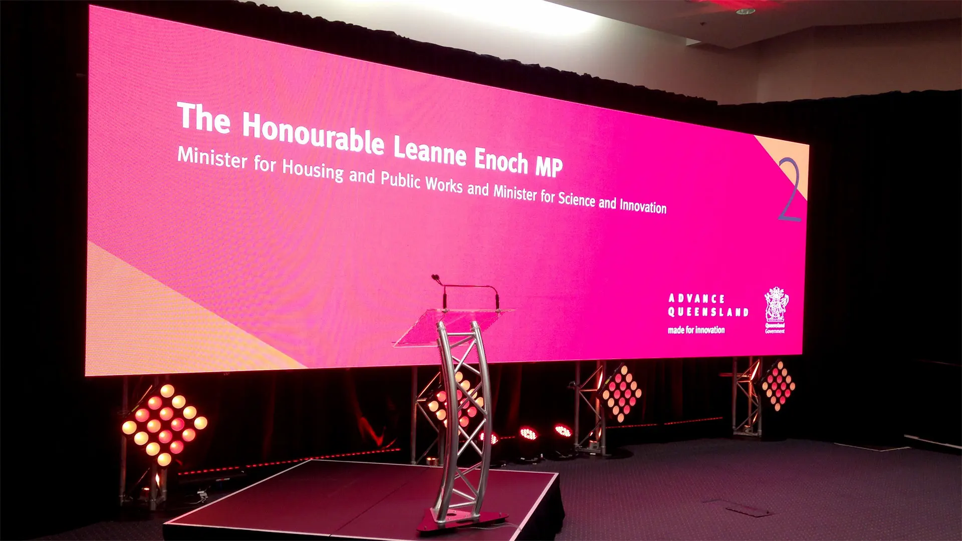 Cartellone pubblicitario con scaffale per segnaletica digitale con passo pixel da 7 m e display ad alta luminosità per videowall a LED per esterni per concerti sul palco