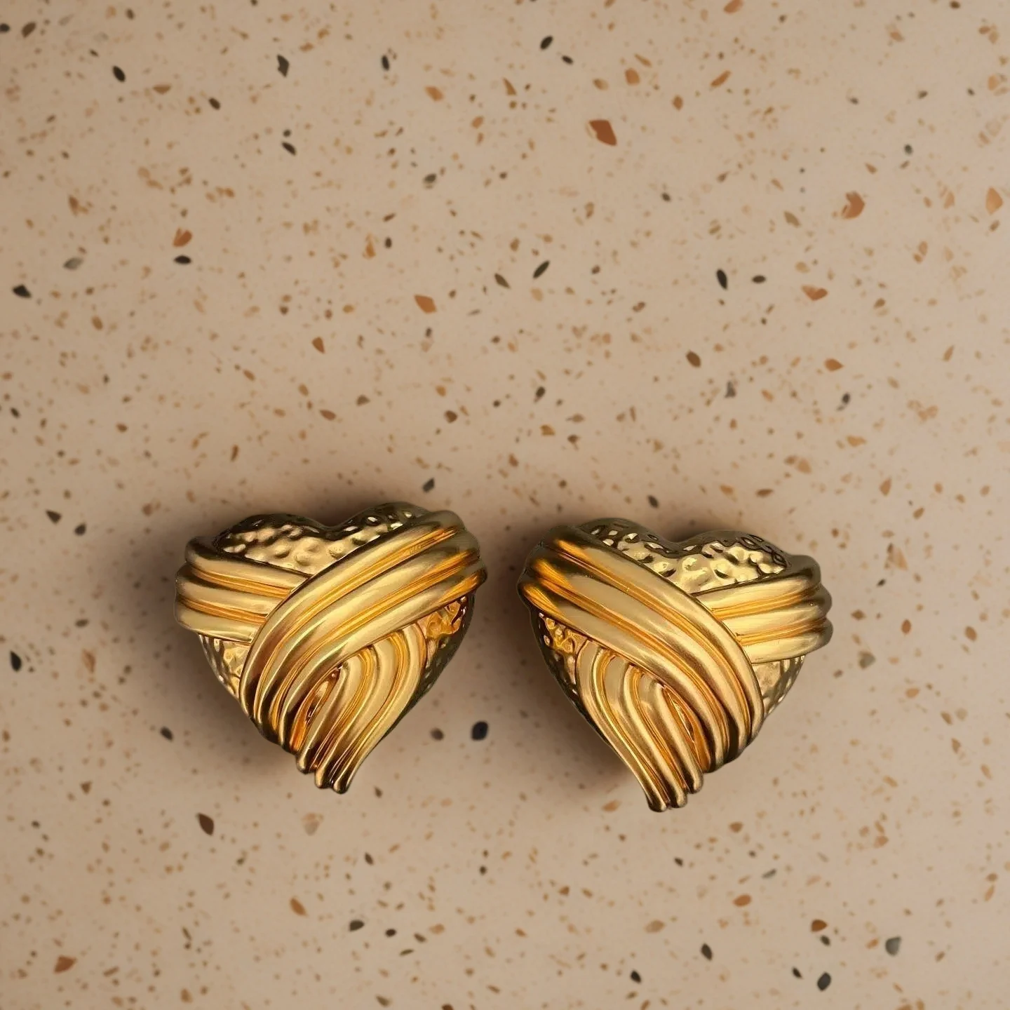 Yuri Ailey Wrapped Heart Gold Stud Earrings Hammered Twist Statement Ear Clip Jewelry Women Daily Luxury Fashion Accessory Gift