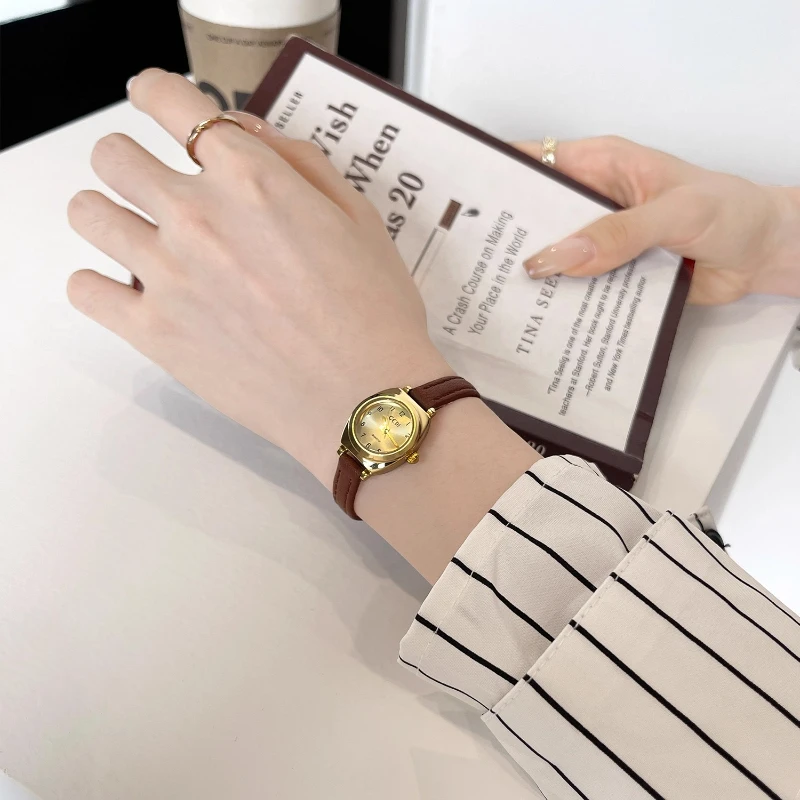 Classic Trend Ladies Watch Fashion Light Luxury Niche Small Exquisite Retro Student 2025 New Quartz Watch Birthday Gift