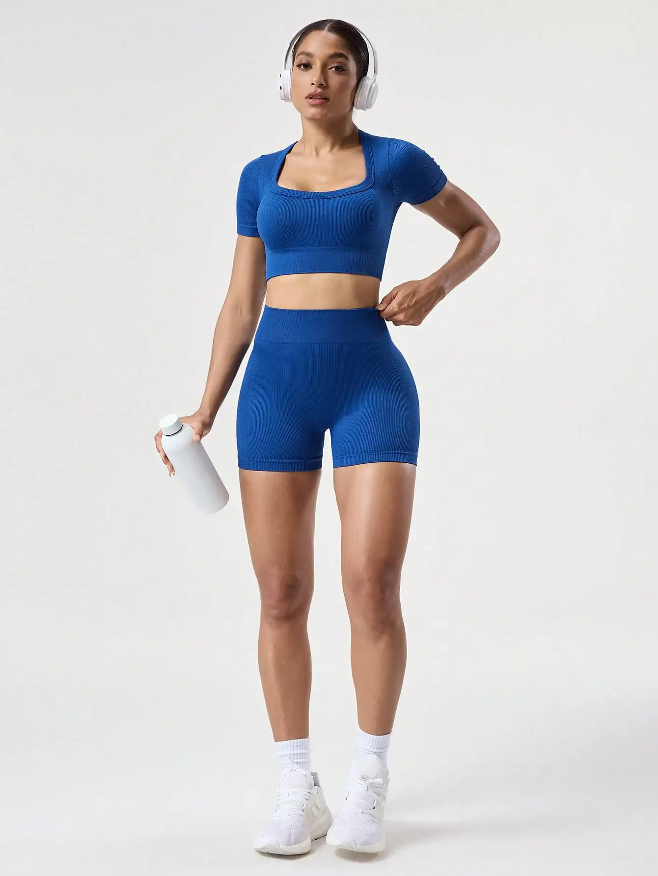 

Женский комплект из двух предметов: ребристый спортивный костюм — укороченный топ и шорты-велосипедки темно-синего цвета для йоги, тренажерного зала и тренировок
