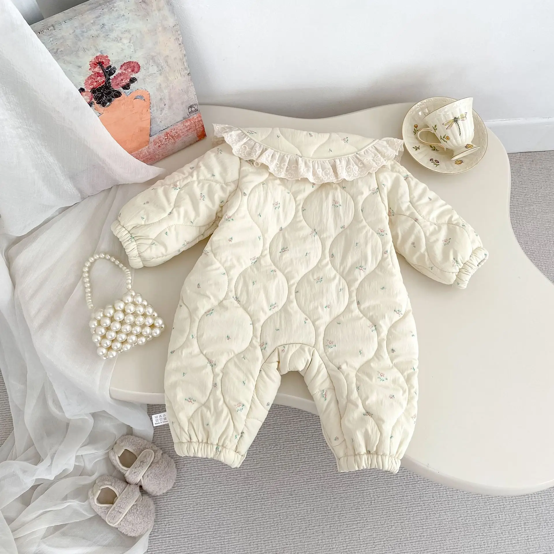 Zimowy kombinezon dla niemowląt z długim rękawem i kwiatowym wzorem, ocieplany pluszem, gruby pajacyk dla noworodków i małych dziewczynek, ciepłe ubranka z klapami, 2025