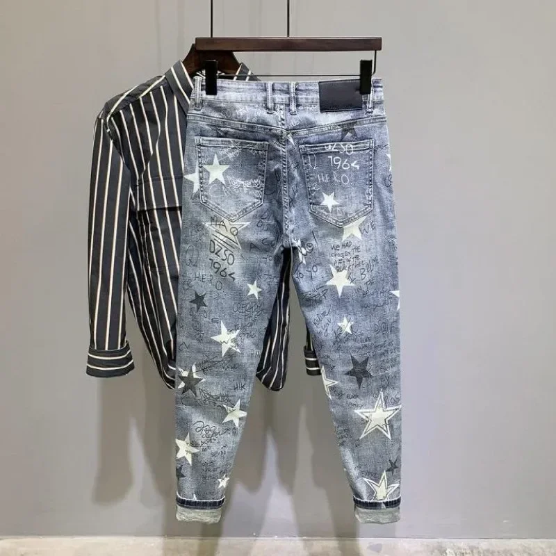 Calça de vaqueiro elástica masculina, calça jeans estampada estrela, gráfico Hip Hop, calças largas, estilo coreano, plus size, na moda, 2024