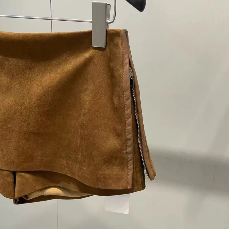 HKSH 2025 Jesień Nowa Damska Mini Spódniczka z Bocznym Zamkiem, Łączona ze Skóry PU, Zapobiegająca Prześwitywaniu, Amerykańska Modna, Seksowna Krótka Spódnico-spodnie HK13140