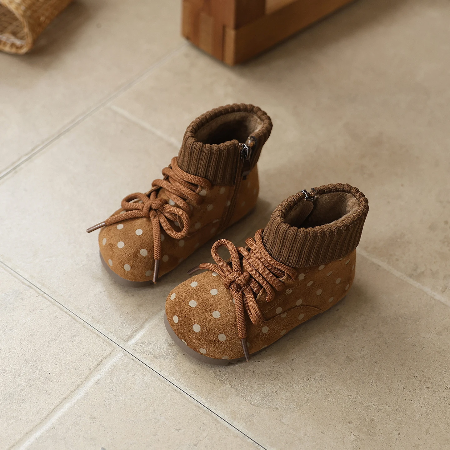 جديد خريف 2025 أحذية أطفال جلدية لطيفة منقطة أحذية بيرفوت نعل مطاطي للكاحل موضة طفل الفتيات الأحذية بوتاس نينا