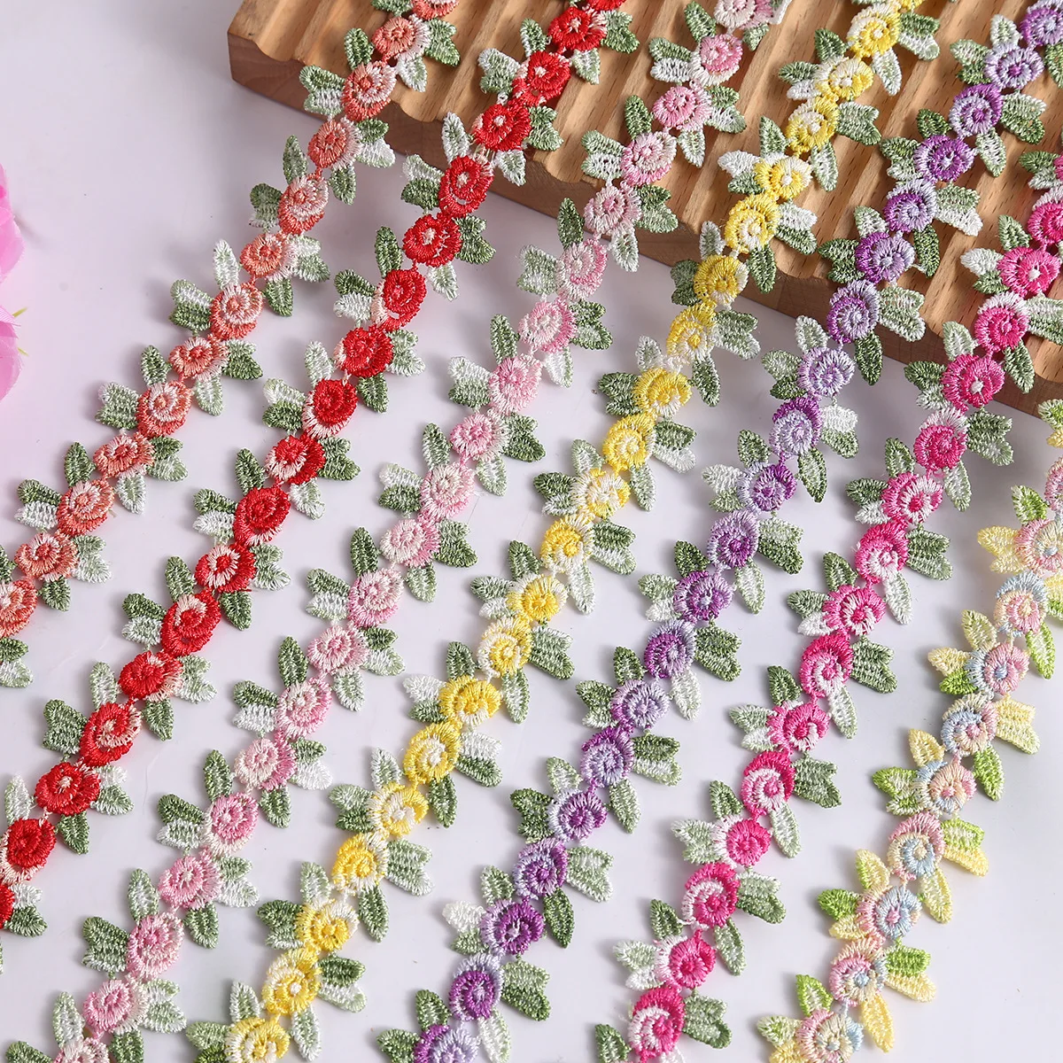 

Водорастворимая вышитая кружевная отделка шириной 3 ярда шириной 2,5 см с мотивом роз Декоративная отделка с бантом для одежды Кружевная отделка для рукоделия