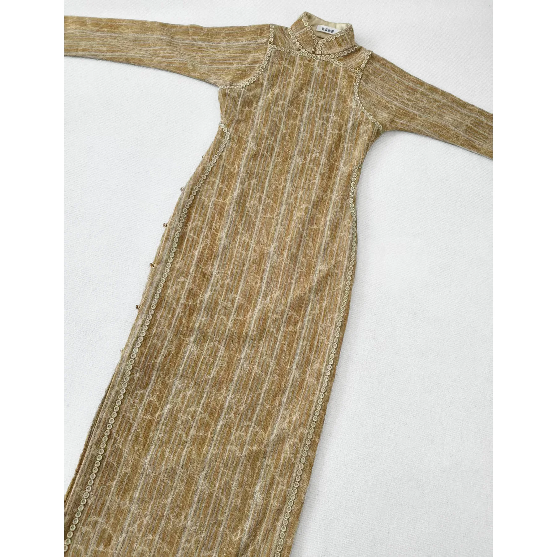 

Золотисто-коричневое длинное ципао с низким разрезом, теплое, художественное, традиционное китайское, для повседневной носки, из высококачественной полиэстеровой ткани