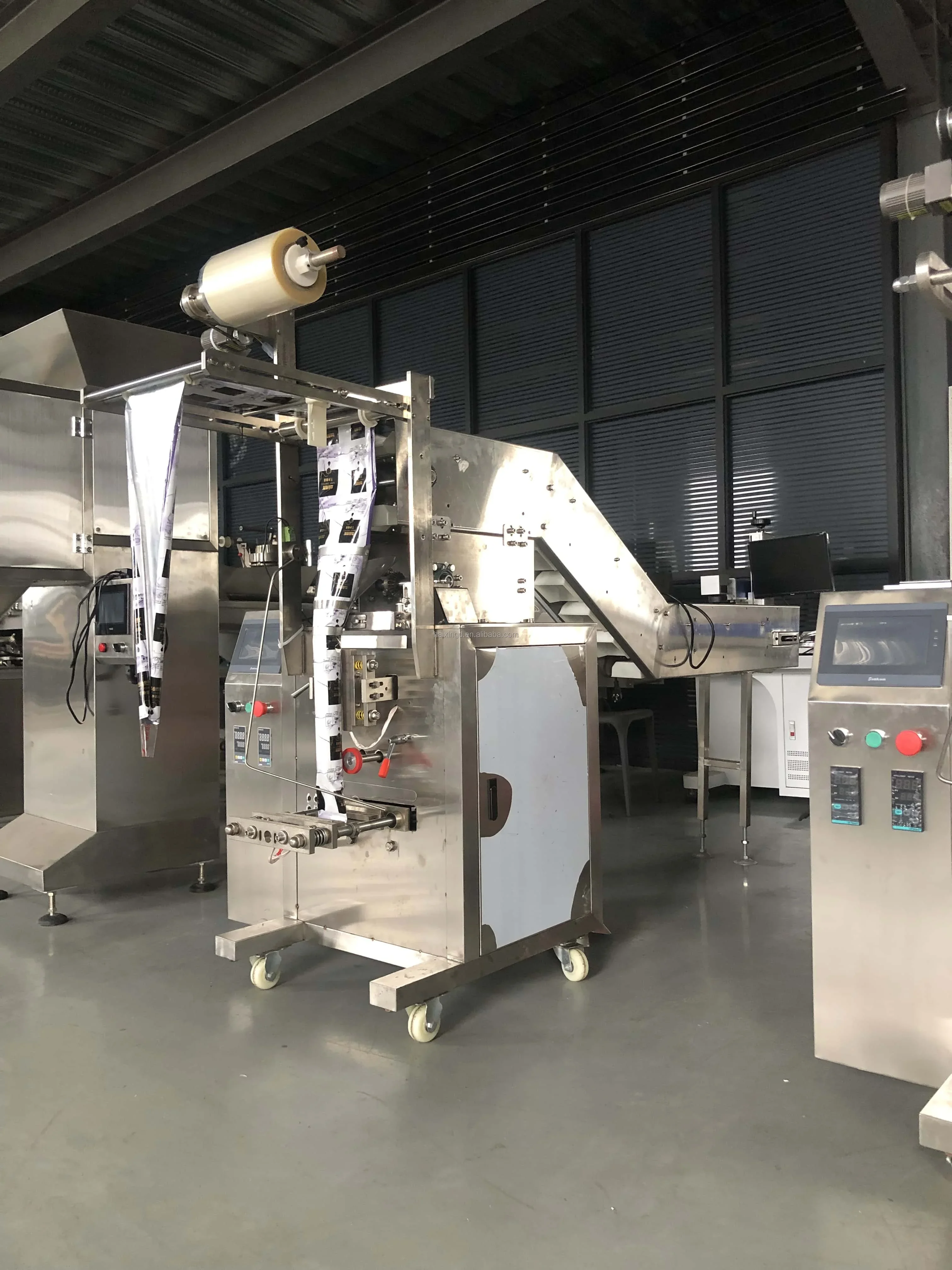 New Design Granule Nuts Snack Rice Popcorn Meat Bread Chocolate Peanut Chicken Salt Multi-function Vertical Packing Machine