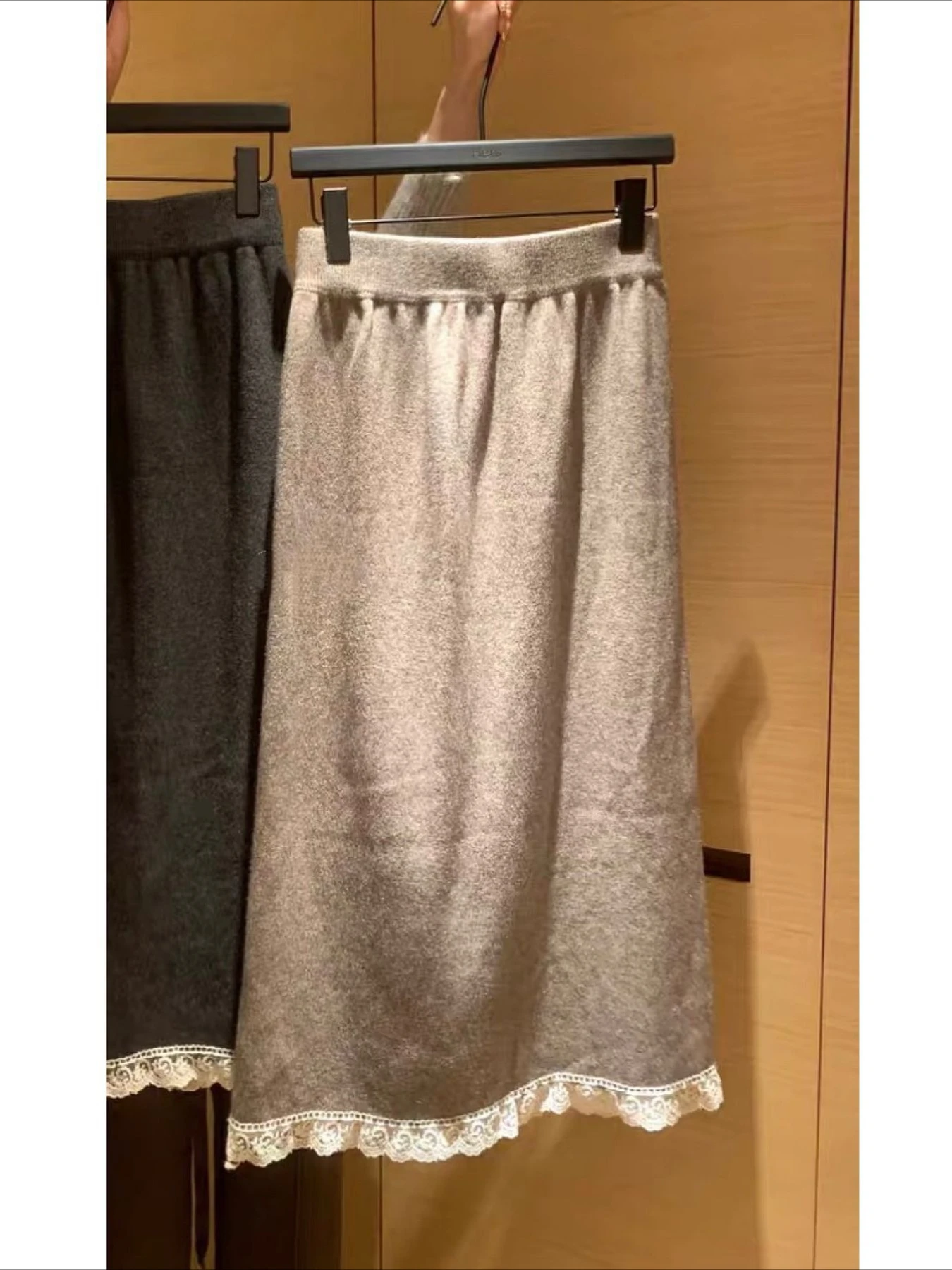 

Корейская модная зимняя вязаная юбка-миди с кружевной отделкой Юбка с высокой талией и эластичной резинкой на талии Мягкая уютная вязаная юбка Милая элегантная женская