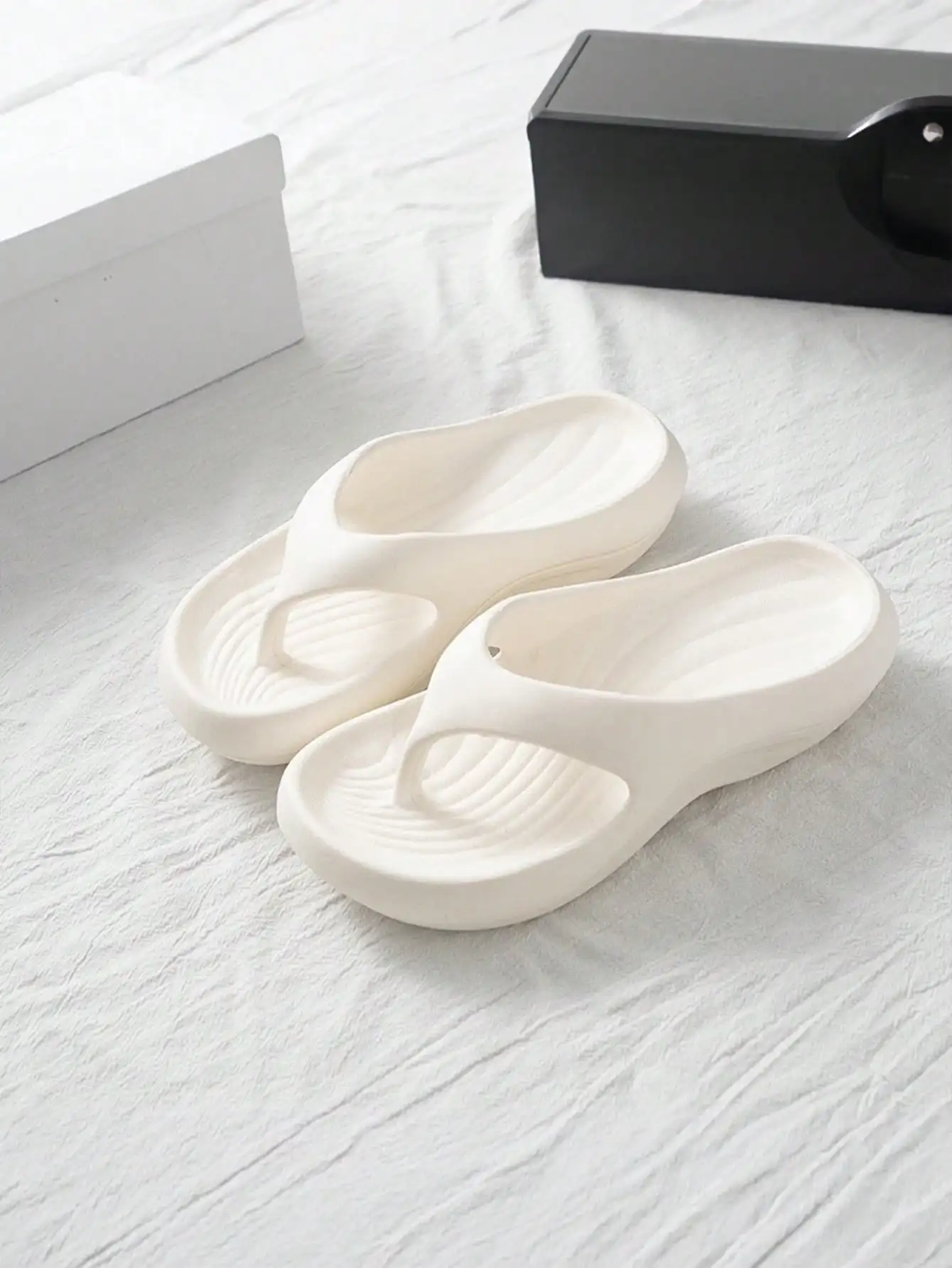 Women's Fashionable and Casual Solid-Color Flip-Flops, Soft and Comfortable, Suitable for All Seasons. Perfect for Daily Life - view 2