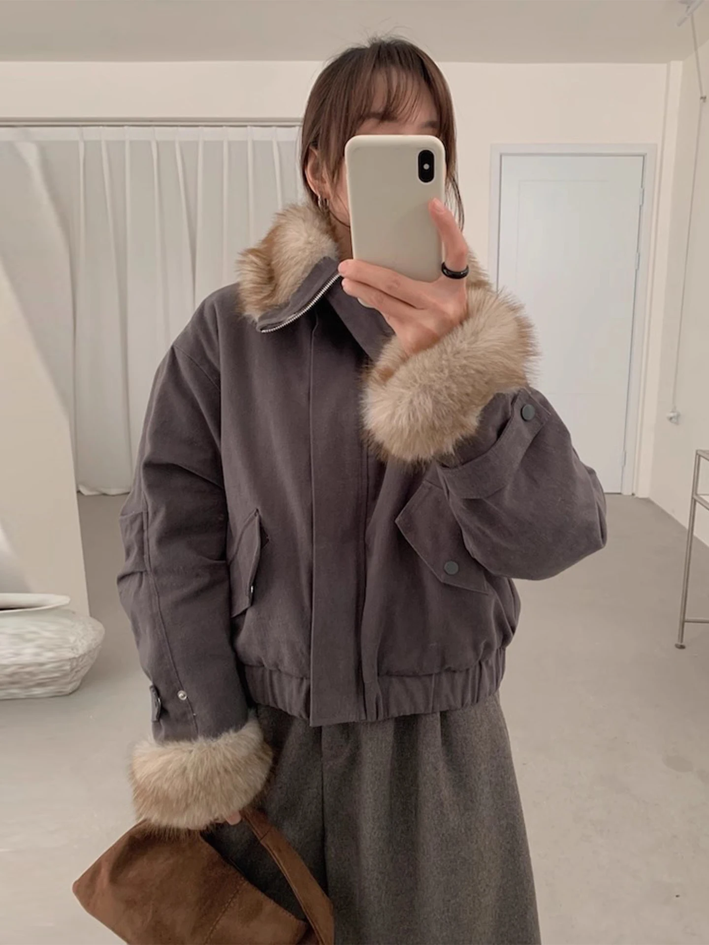 เสื้อโค้ทผ้าฝ้ายอเนกประสงค์สำหรับผู้หญิง รุ่นใหม่ล่าสุดสำหรับฤดูหนาว พร้อมปกขนเฟอร์เทียมสไตล์เรโทร ด้านในบุด้วยผ้าฝ้าย เหมาะสำหรับใส่ทำงาน