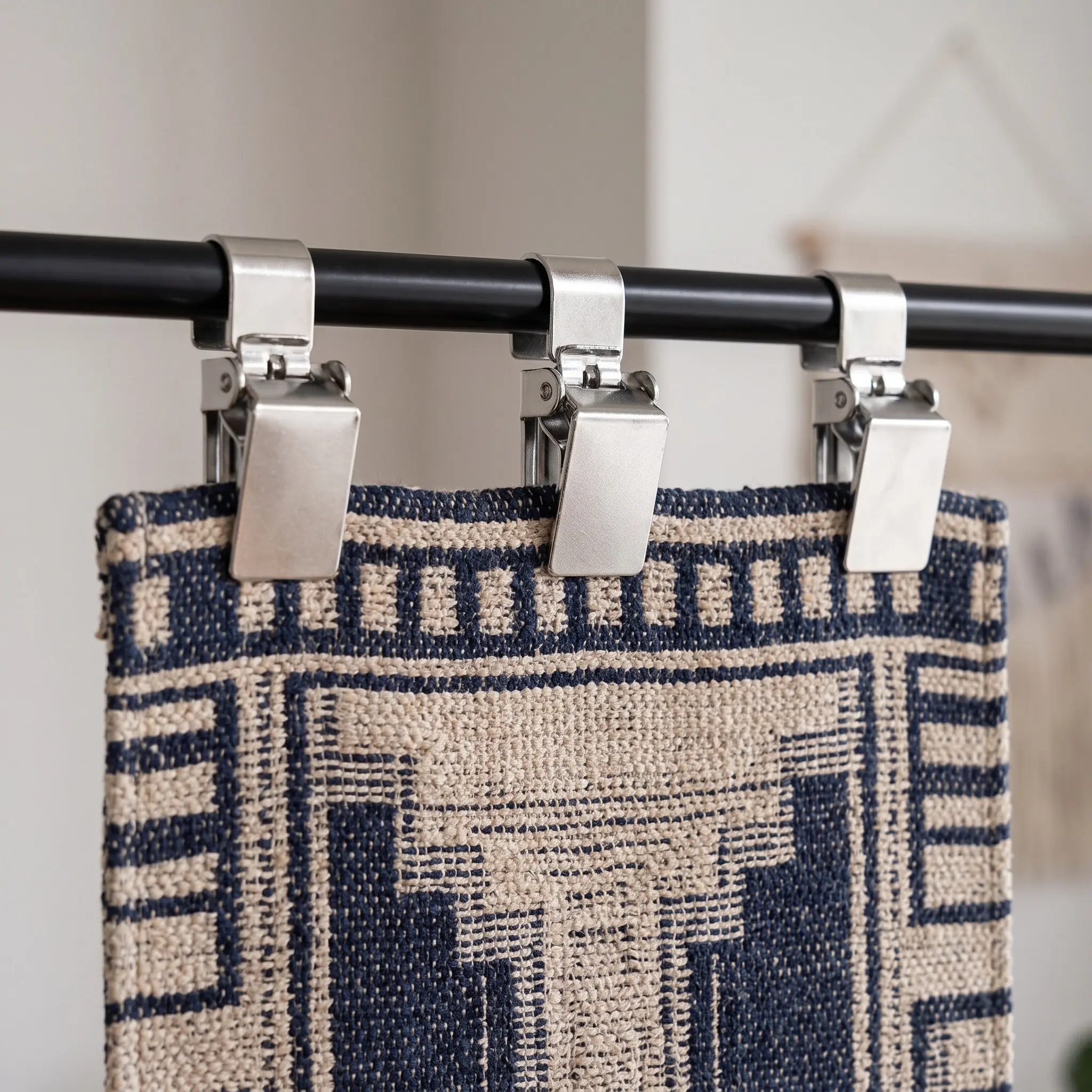 4Pcs Heavy Duty Rug Clips Silver Metal Curtain Holders Stable Fabric Gripper Anti Slip Tapestry Buckles Tapestry Holder