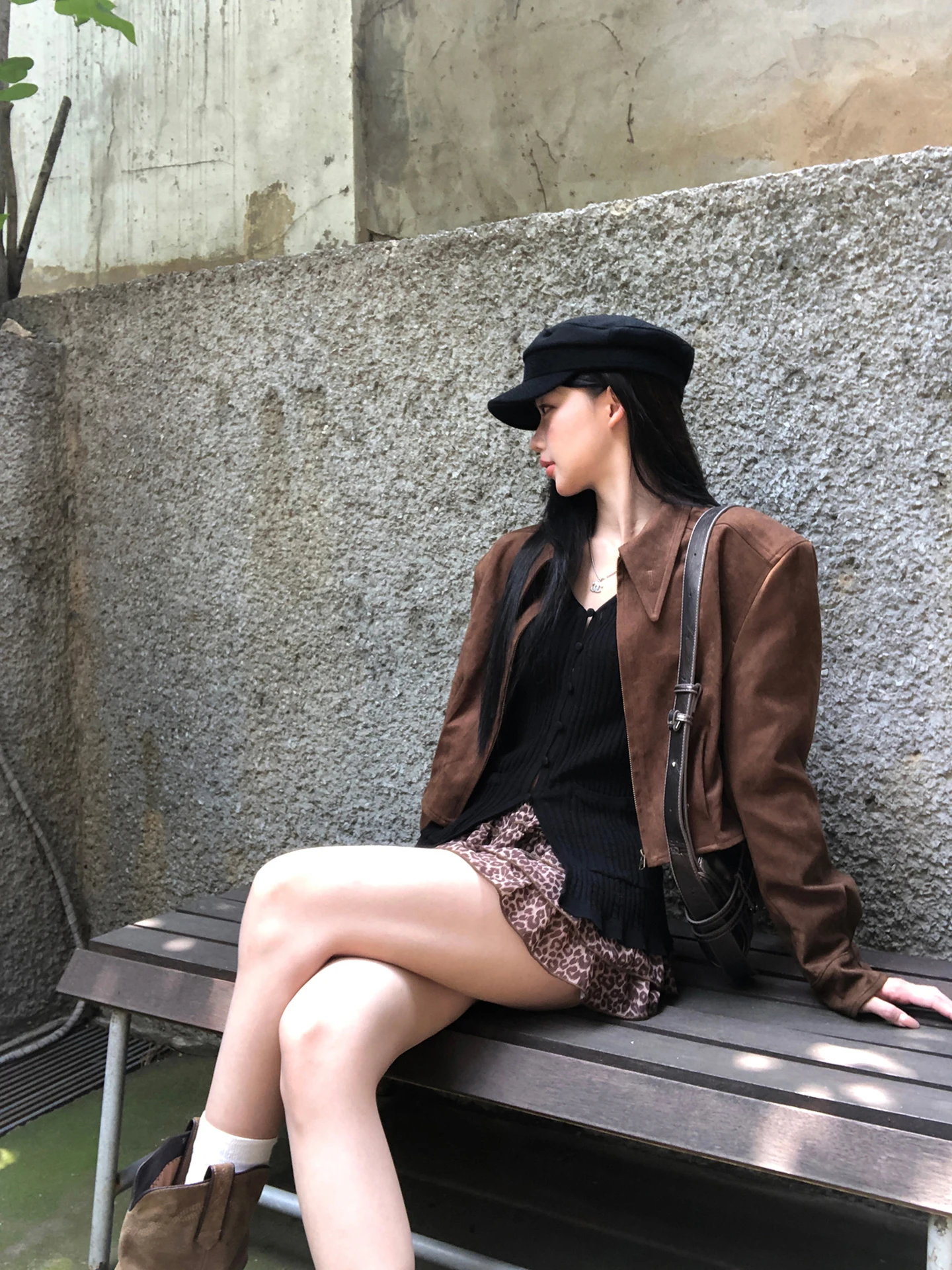 جاكيت نسائي قصير من جلد الغزال الأحمر بتصميم عصري للخريف، بلون القهوة، تصميم أنيق مستقيم للتنقل اليومي