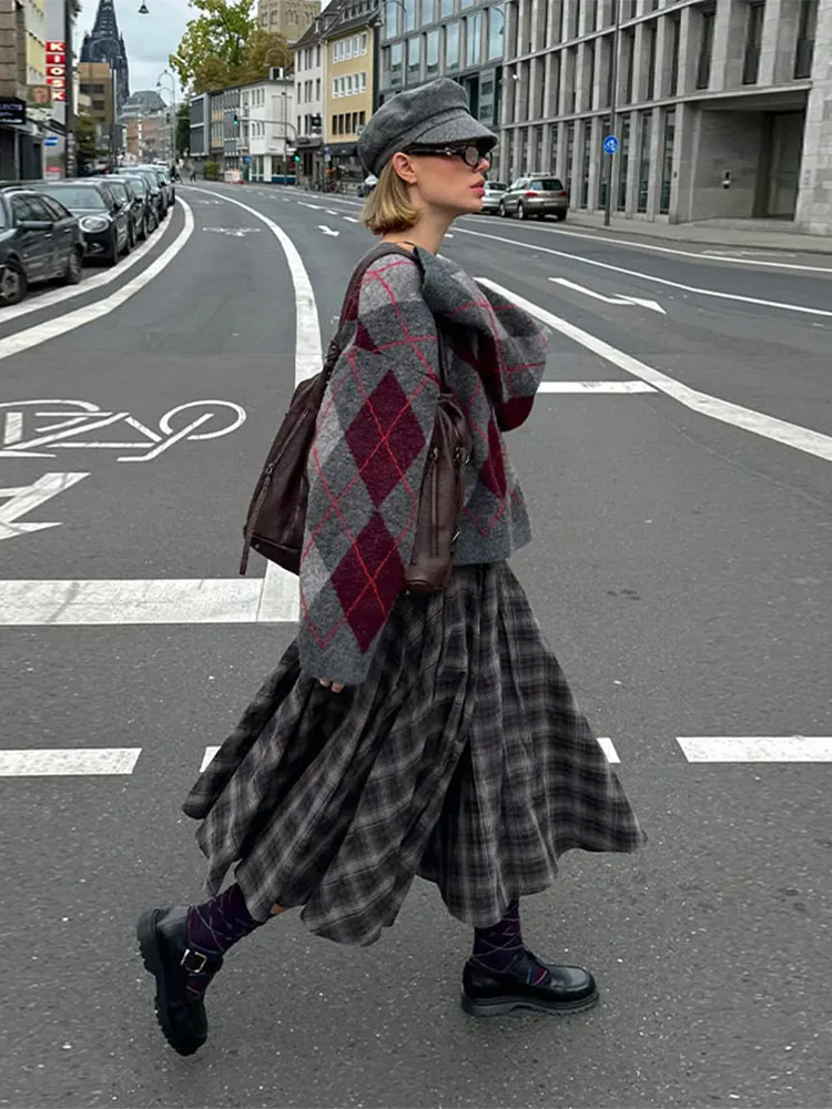 

Винтажный жаккардовый вязаный свитер с ромбовидным узором + комплект с юбкой средней длины в клетку с высокой талией и облегающим силуэтом