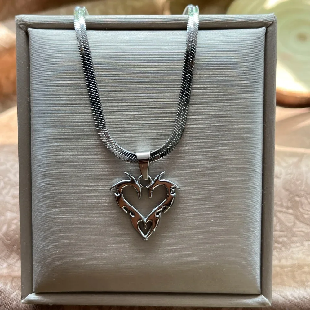 

Punk Fashion Dragon Heart Necklace for Women Charm Love Pendant Necklace Animal Blade Chain Stainless Steel Jewelry Gift