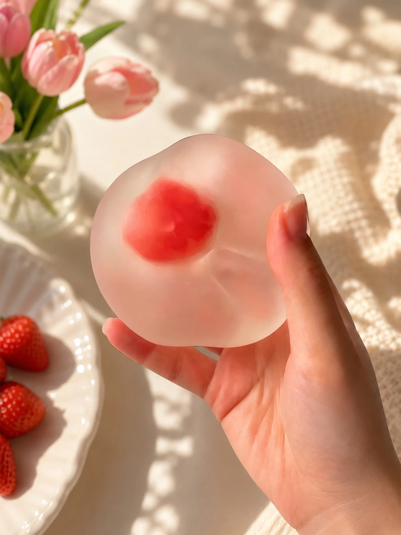 Mochi de Fresa de Rebote Lento, un Juguete Creativo Suave y Elástico que Ayuda a Aliviar el Estrés Se Puede Apretar y Estirar, lo que lo Convierte en una Opción Ideal para Aliviar la Ansiedad y Relajar la Mente y el Cuerpo. Es una excelente opción de rega