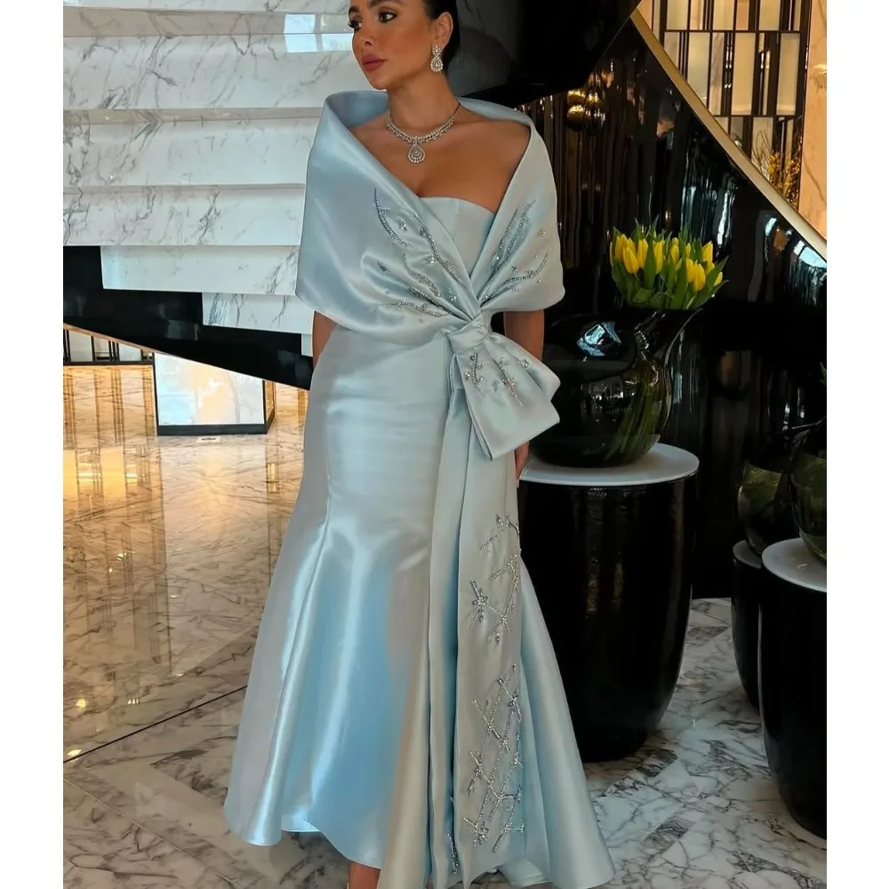 Vestido de Gala Formal Azul Hielo sin Tirantes con Capa, Gran Lazo, Pedrería y Bordado de Cuentas, de Satén Pesado, Estilo Sirena con Cola Barrida, Abaya