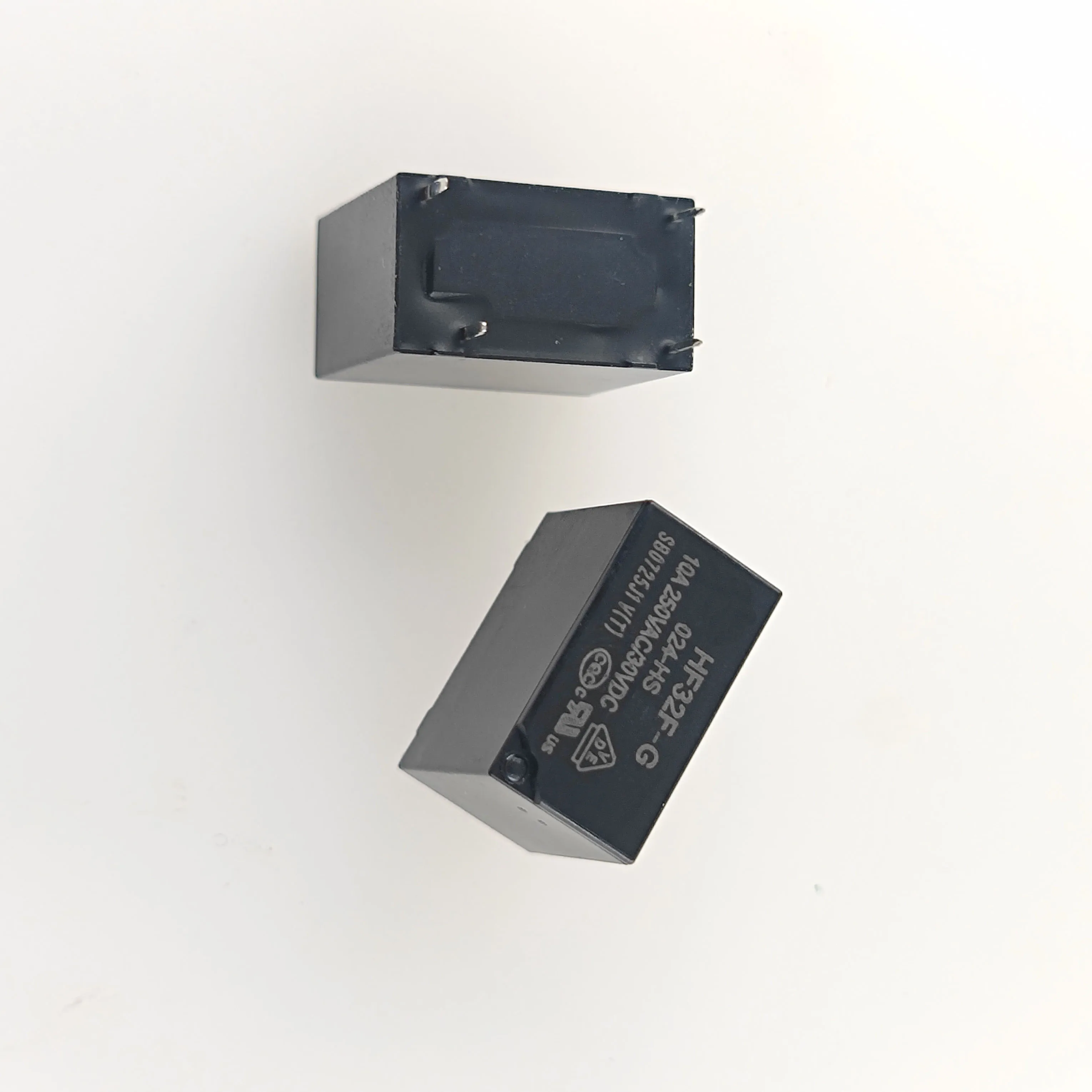1PCS/LOT HF32F-G HF32F-G-024-HS Brand new original four-legged four-legged DIP-4