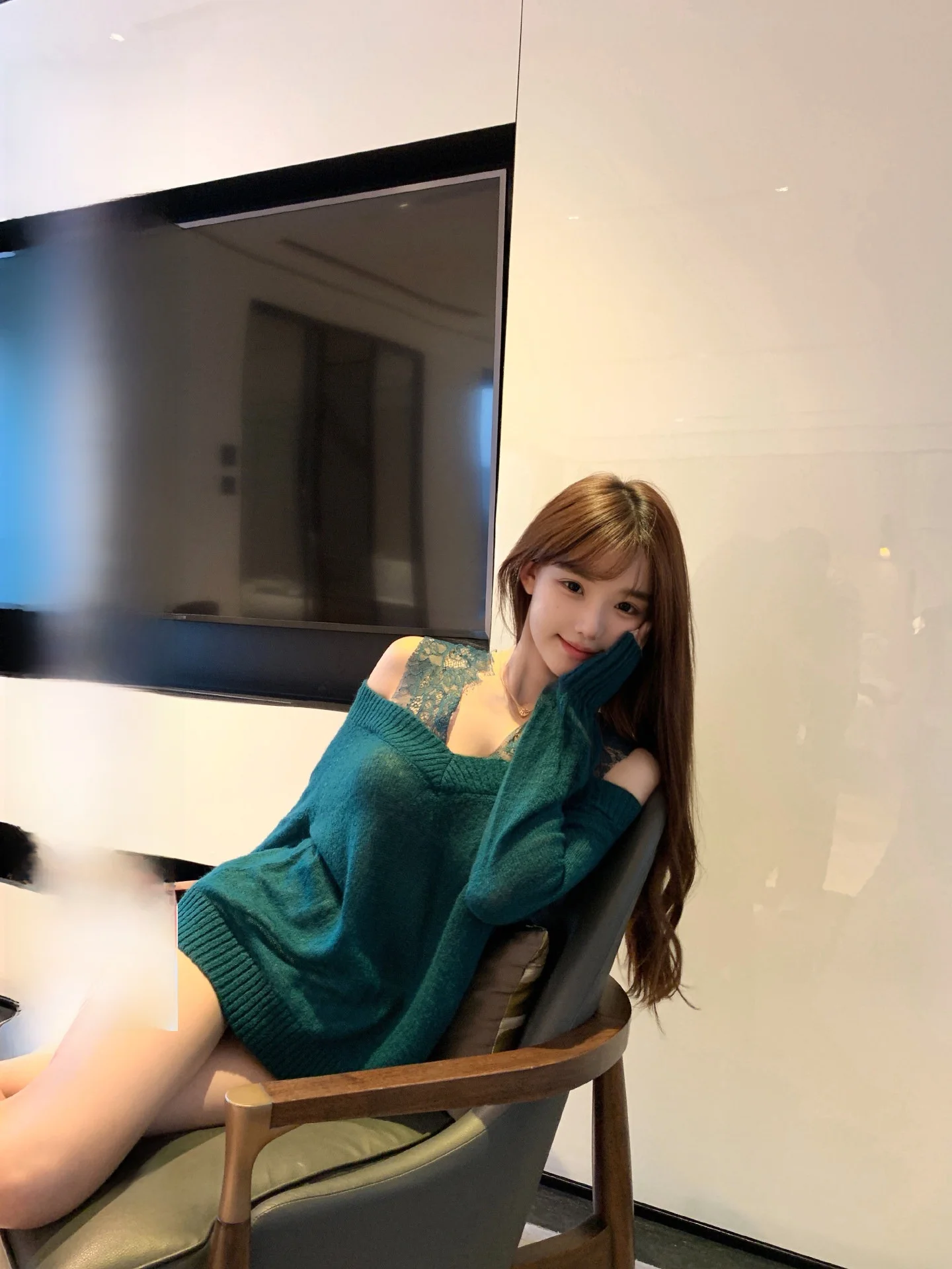 

OKMAOP Женский вязаный свитер на одно плечо с кружевом, весенний, для повседневной носки, в стиле Pure Desire