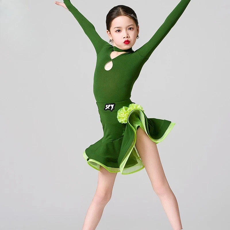 The new children's Latin dance practice dress is a high-end two-piece set for girls' performances, which is very stylish