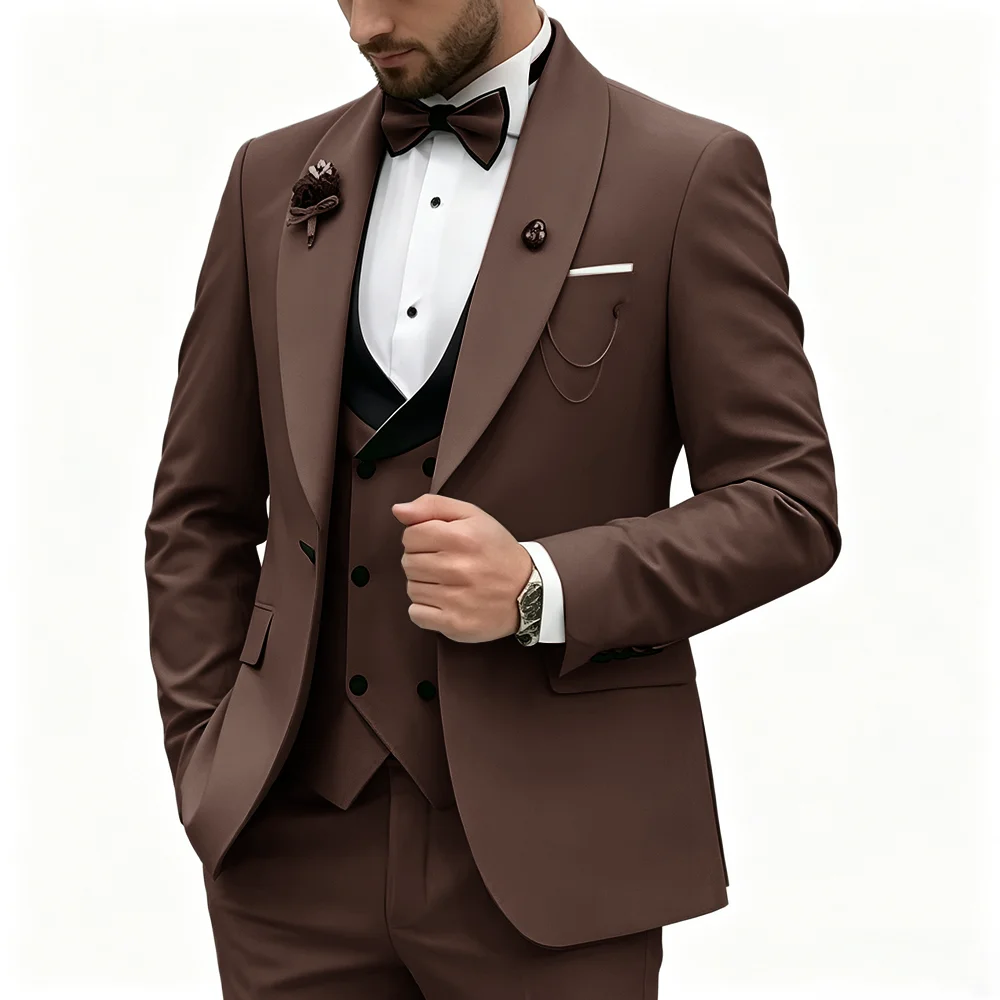 Immagine 4: Completo da uomo in tre pezzi: abito da sposo verde per l’estate (giacca con revers a scialle, pantaloni e gilet).