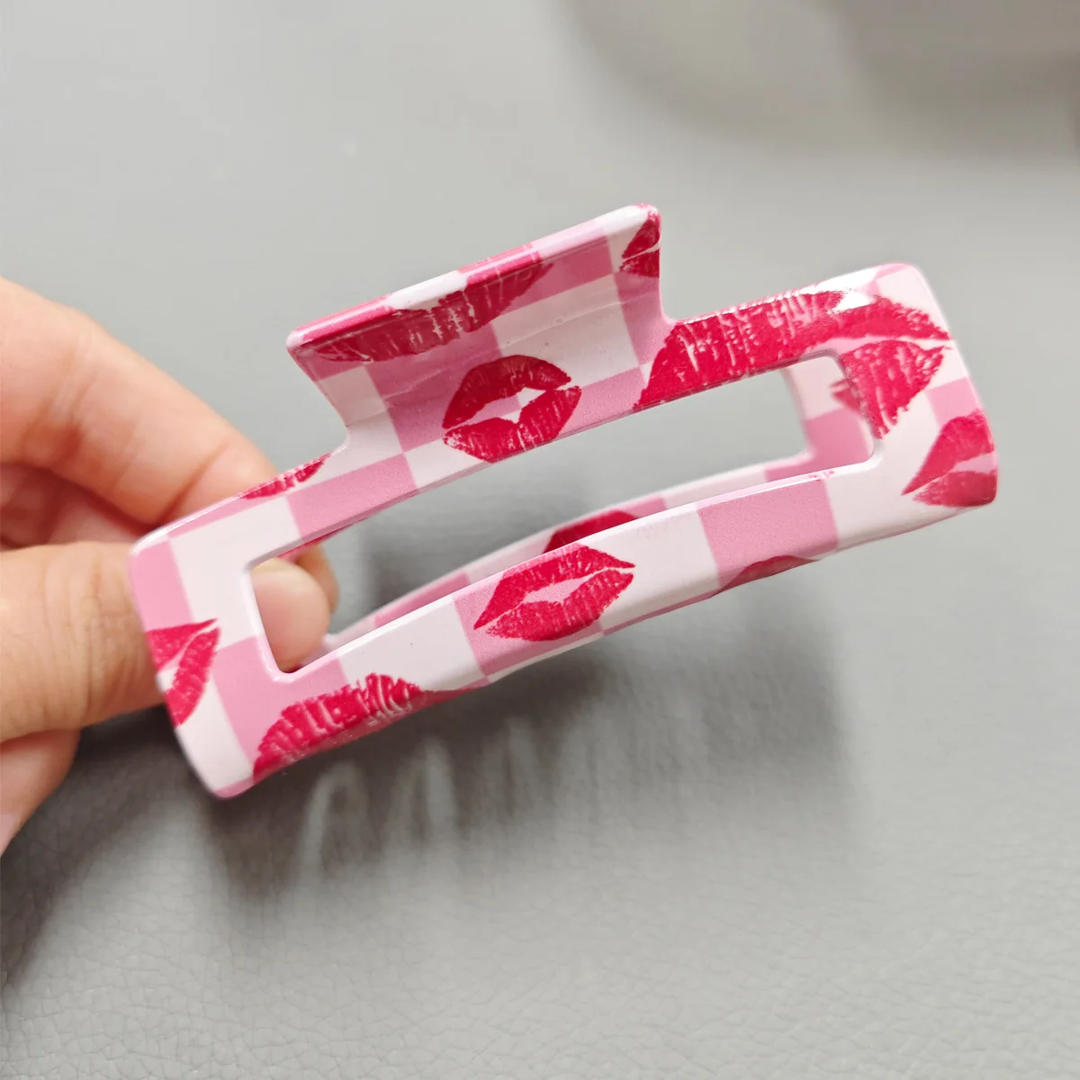 Valentinstag Romantisch bedruckte rote Lippen Acryl geometrische Clip Rückseite Haarschmuck Hai Clip Haarnadel Haarklammern