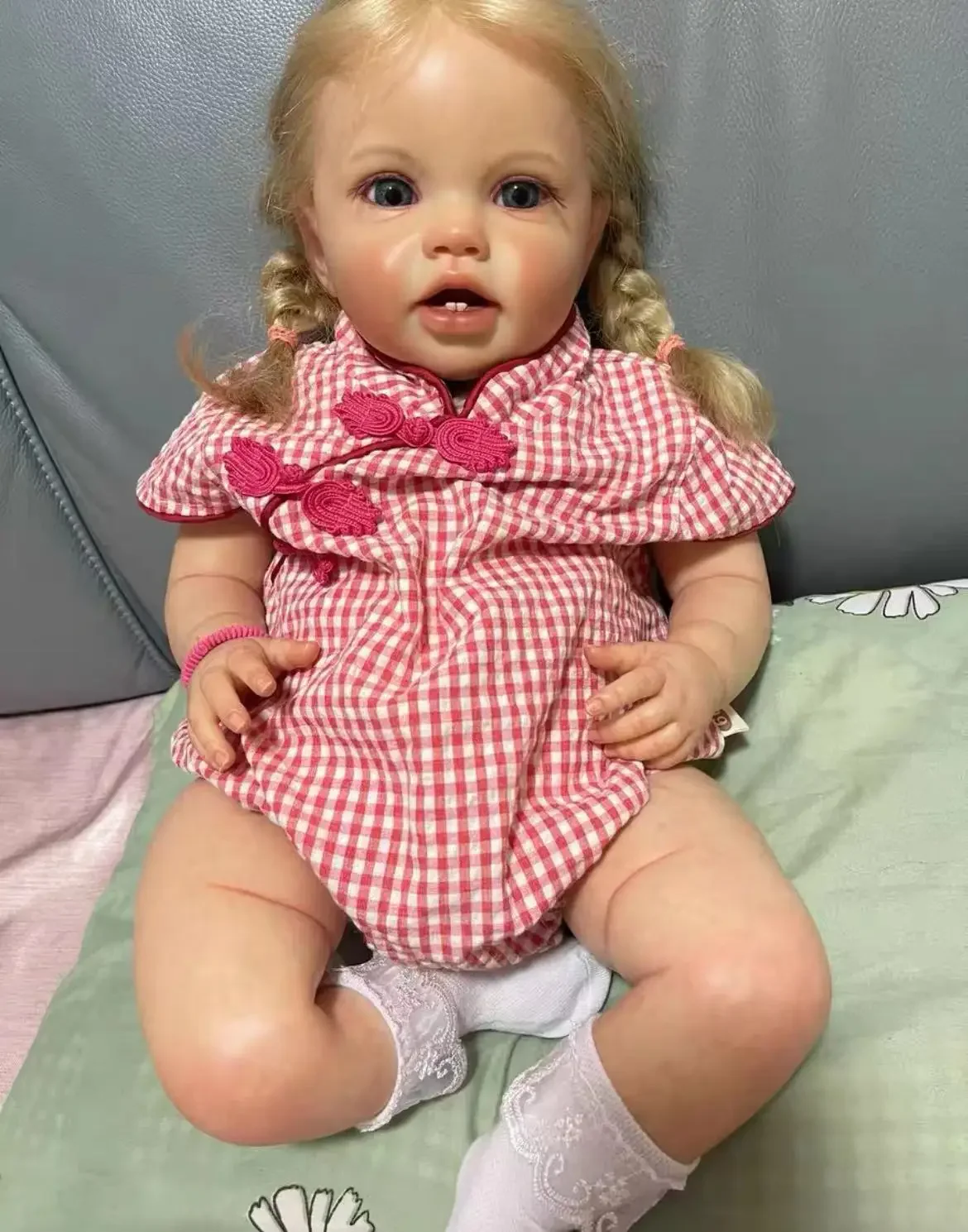 عرض دمية أطفال تولد من جديد مقاس 24 بوصة قابلة للتخصيص مع شعر أشقر متجذر يدويًا فستانًا مختلفًا للدمية