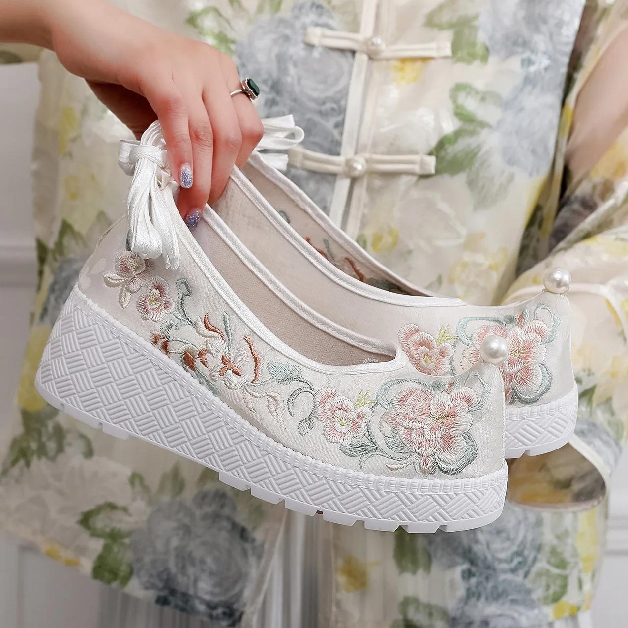 

2026 женские белые туфли Мэри Джейн на платформе с цветочной вышивкой, повседневная обувь Hanfu в восточном этническом стиле, туфли-лодочки на танкетке Q-228
