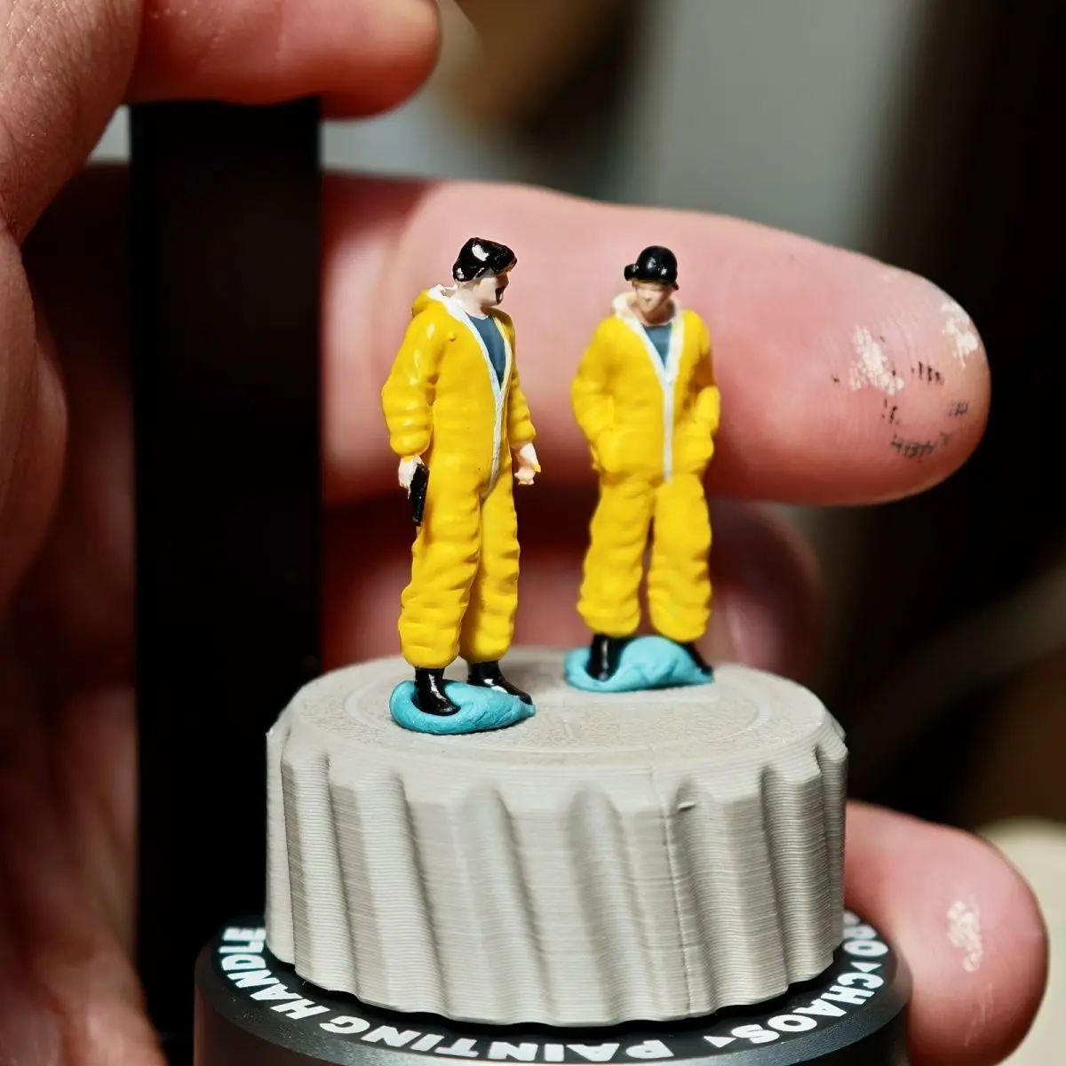 

1/64 статическая миниатюрная модель из смолы «Во все тяжкие» Фигурки Уолтера Джесси Диорама Гаражная сцена