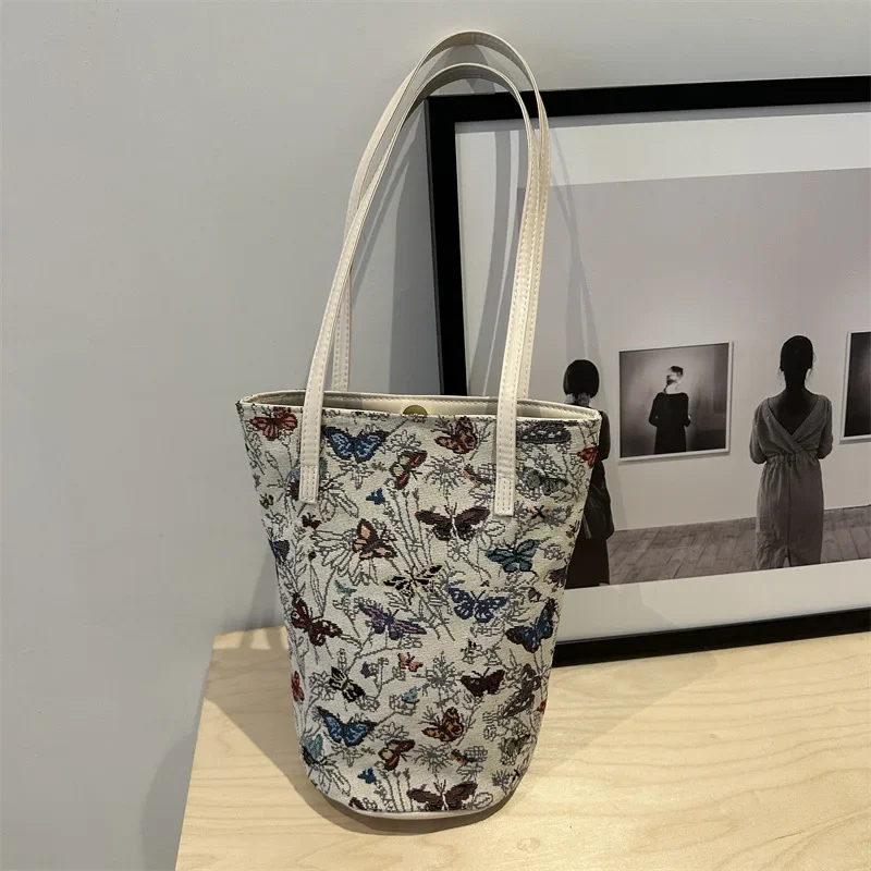 Mori-Bolso de mano de lino estilo pintura al óleo Retro ligero, nueva moda, bolso tipo cubo con mariposa, bolso de hombro de gran capacidad para mujer 2024