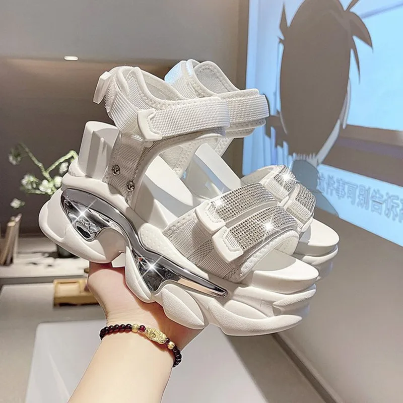 2025 Sandali da donna con suola spessa con piattaforma alta estiva Fibbia con zeppa da 10 cm Scarpe bling Sandali robusti esterni