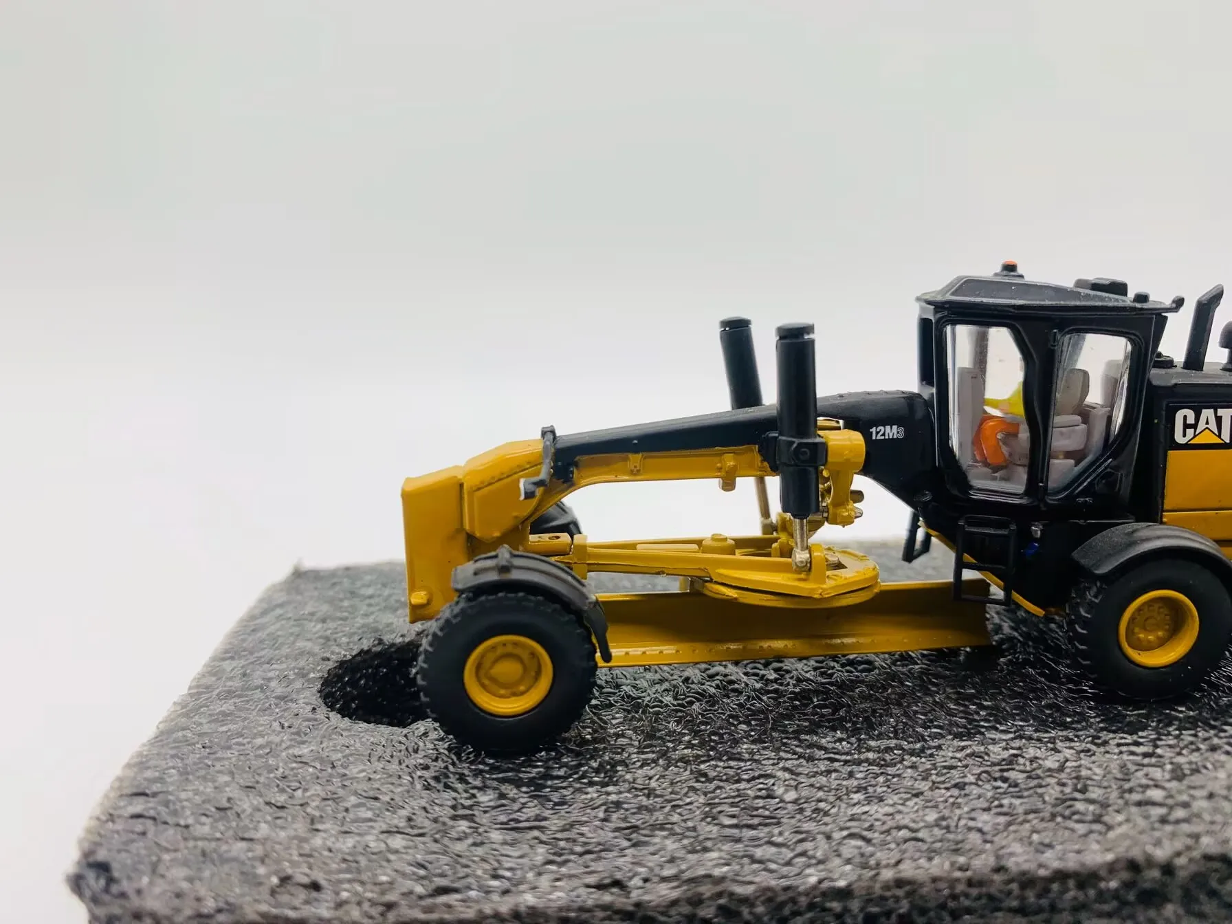 DM – niveleuse à moteur 12M3, Version boueuse, échelle 1:87, modèle de Collection moulé sous pression, jouet cadeau 85520