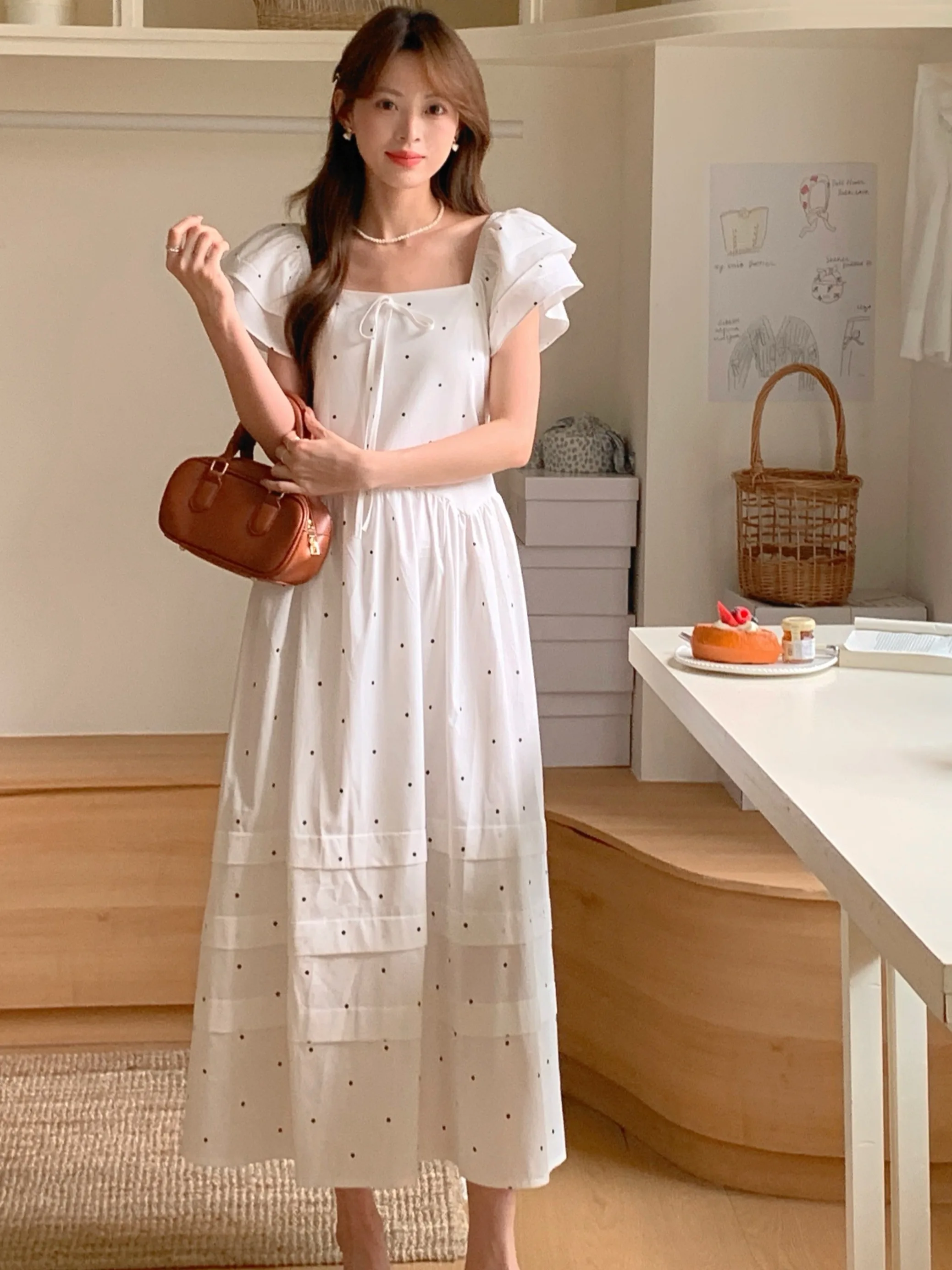 Letnia, nowa, elegancka sukienka w grochy, z jednym ramiączkiem, długa spódnica damska, do pracy, o regularnym kroju, średniej długości, miękka.